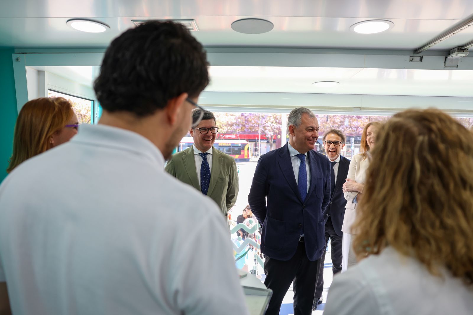 El alcalde durante su visita a la 'Ruta del Empleo' de Adecco.