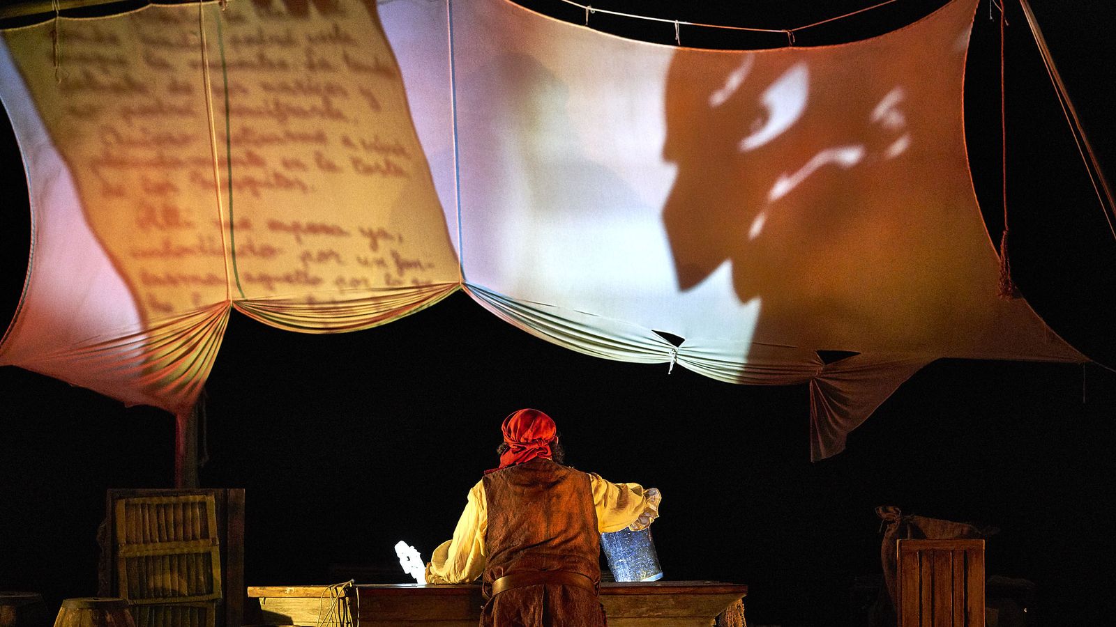 A la Sombrita se posiciona delante del espectador, dejando ver la magia del teatro de sombras.