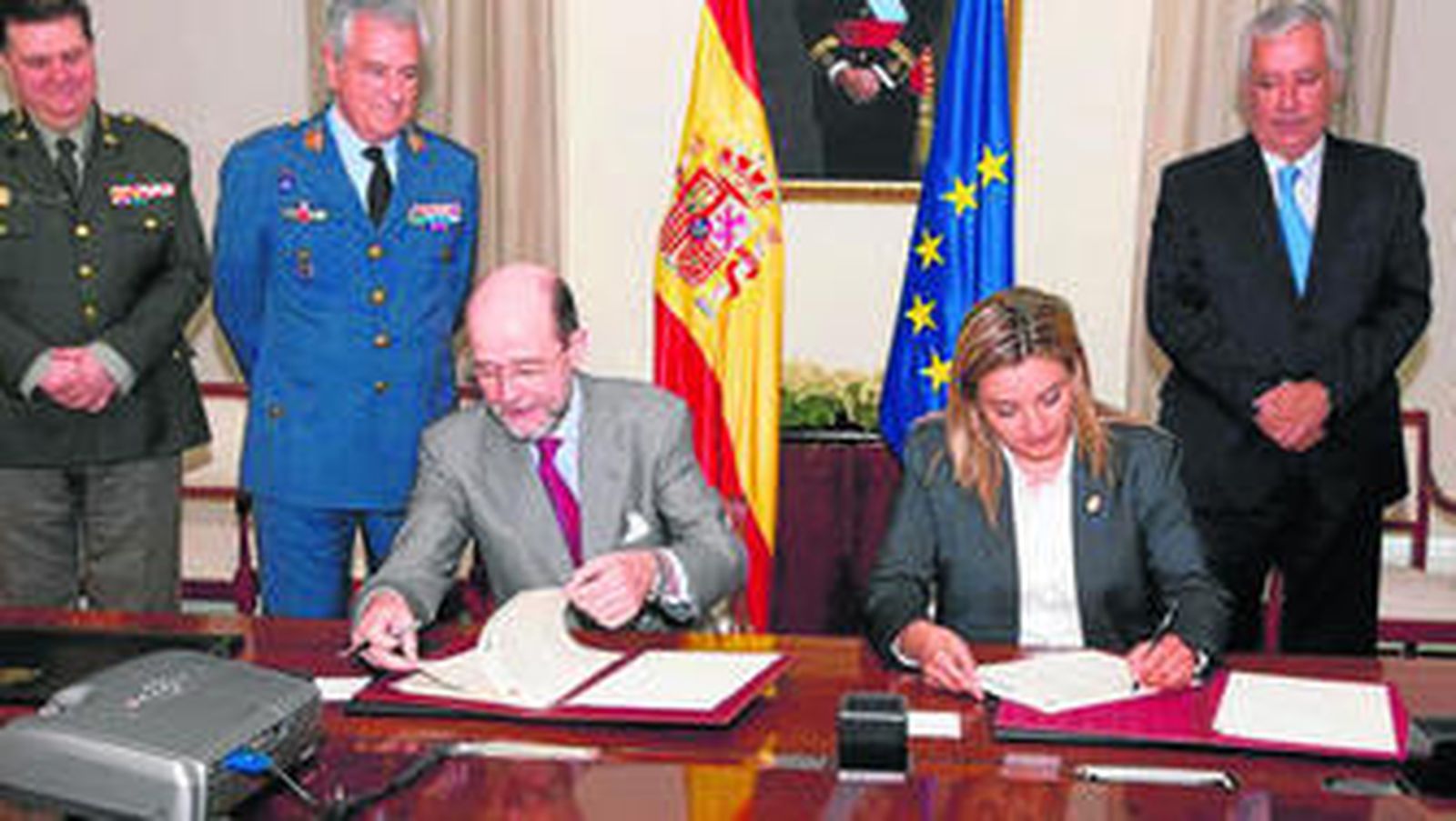 La alcaldesa de Viator, María del Mar López, y el secretario de Estado de Defensa, Pedro Argüelles Salaverria, rubricaron el convenio este pasado martes.