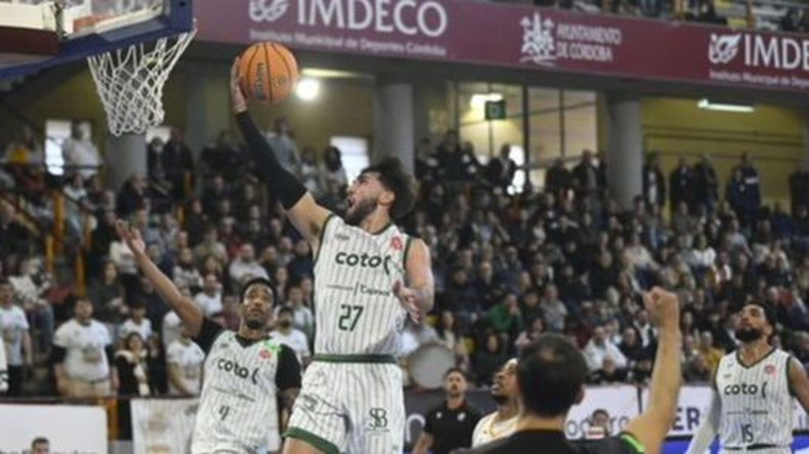 Fernando Bello entra a canasta para anotar.