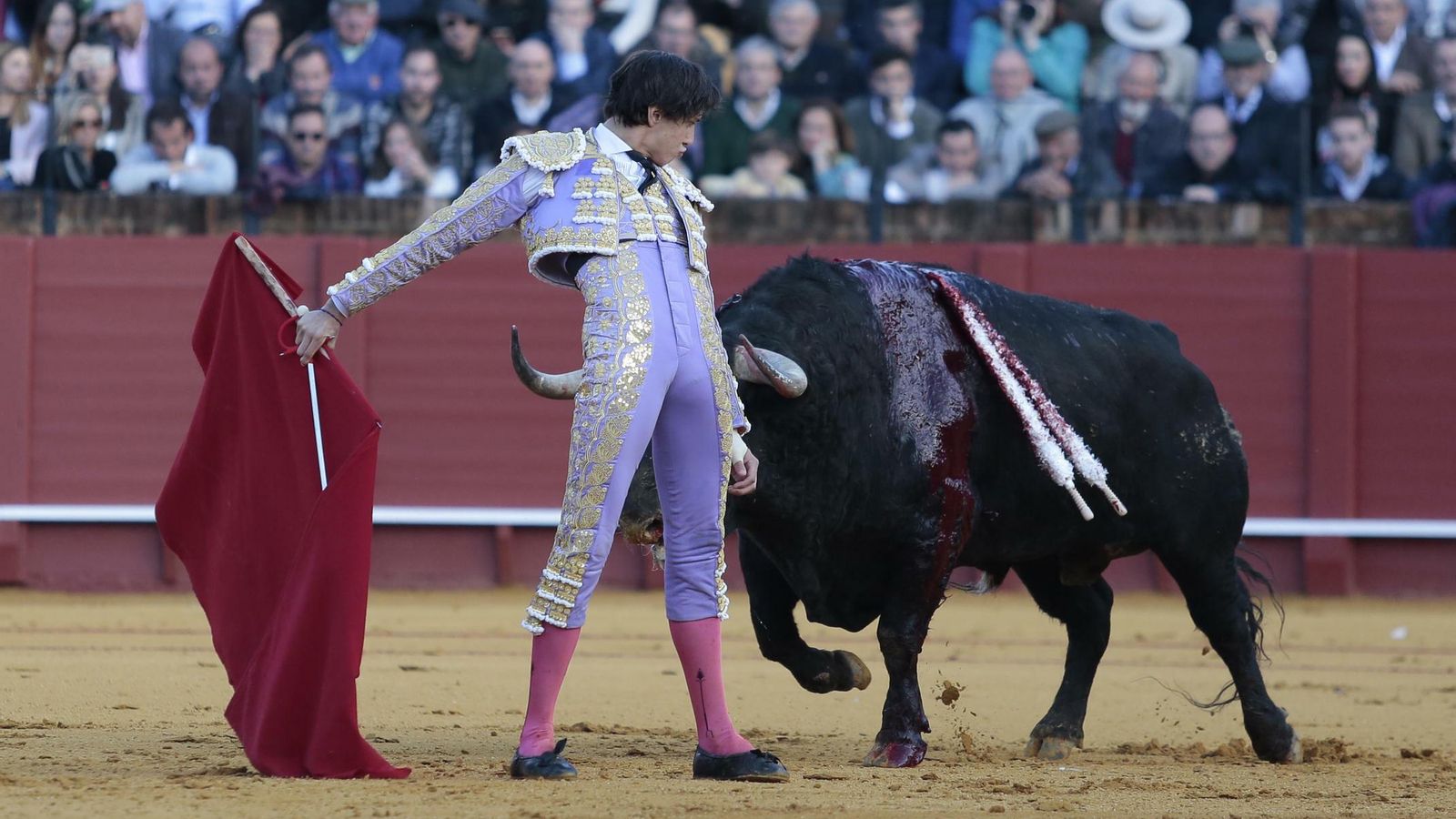 Roca Rey, en una faena en la Maestranza, el pasado año.