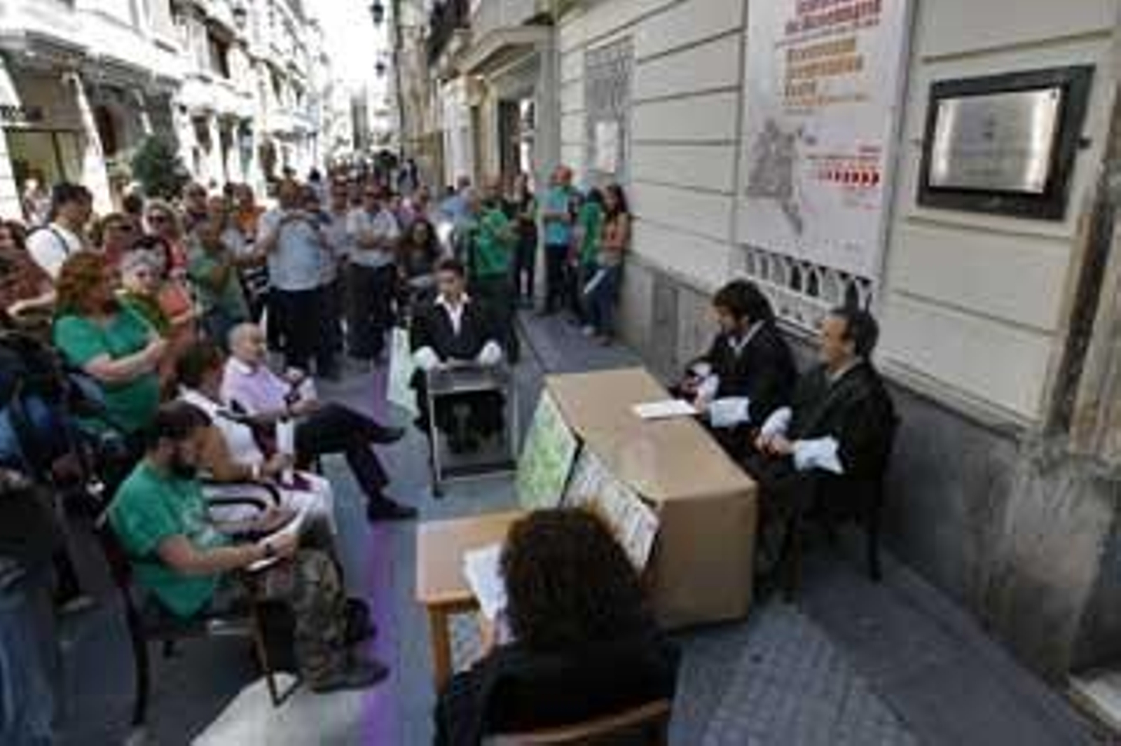 El procedimiento judicial comenzó ayer a las doce del mediodía en la calle Ancha, frente a la sede del Rectorado de la UCA. /José Braza