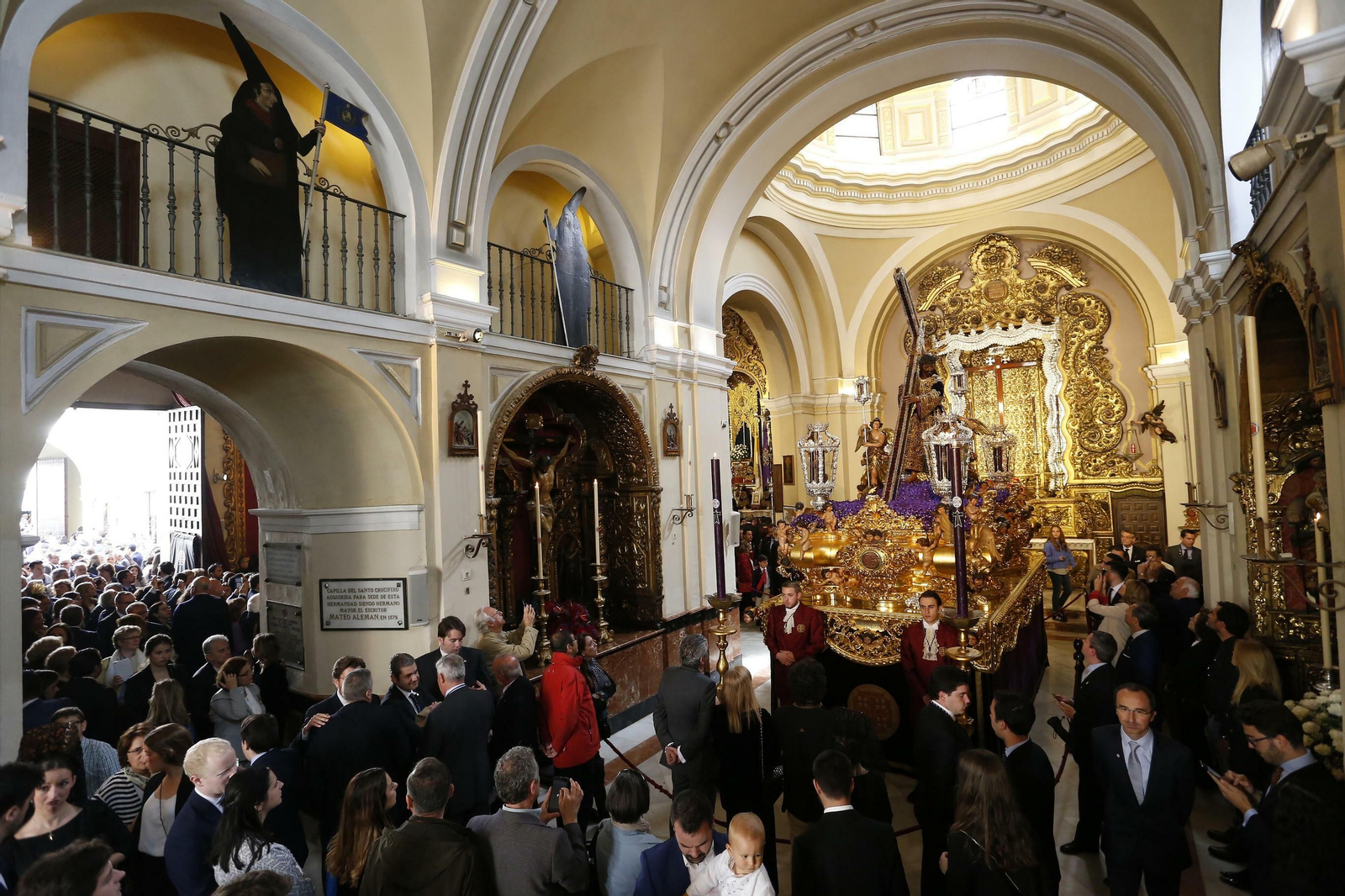Colas en los templos a la espera de la Madrugá