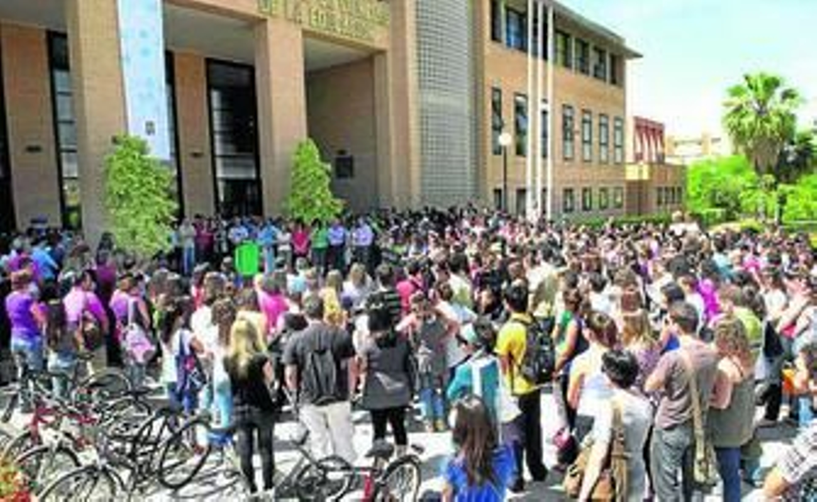 Alumnos, profesores y empleados, ayer, en Ciencias de la Educación.