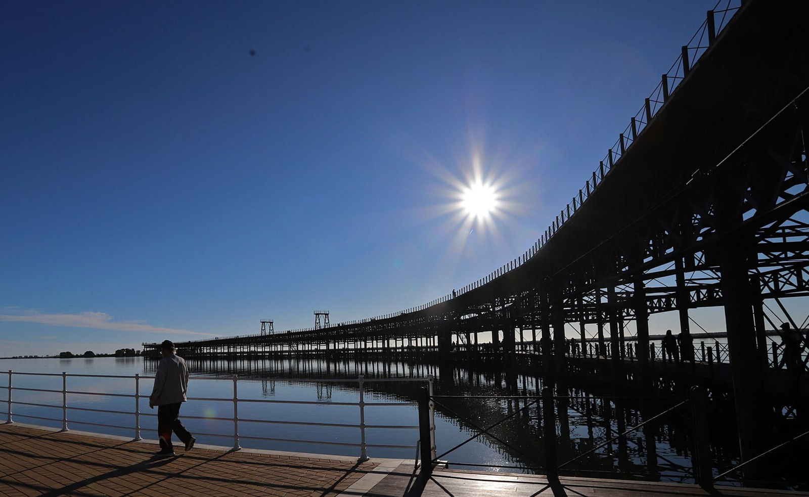 El buen tiempo del sábado llena de onubenses el Paseo de la Ría