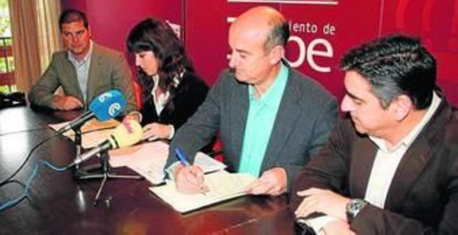 Firma del contrato sobre la residencia de mayores.