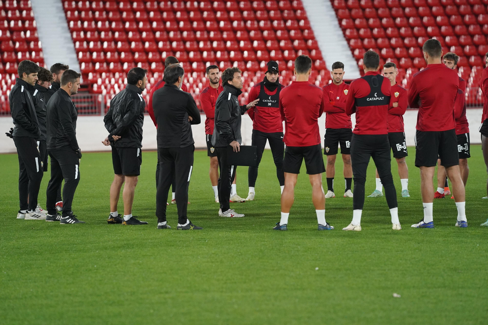 Rubi se dirige a sus jugadores en una sesión preparatoria