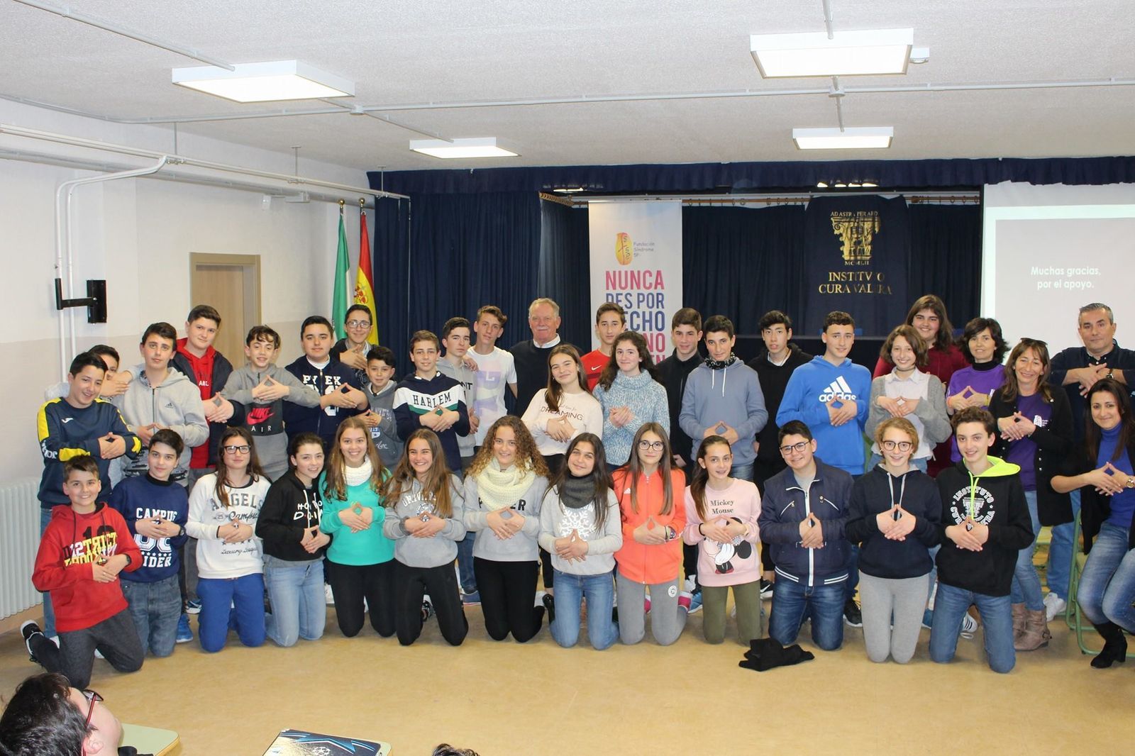 Alumnos del IES Cura Valera realizando el gesto de red en lengua de signos, uno de los símbolos de la FEDER.