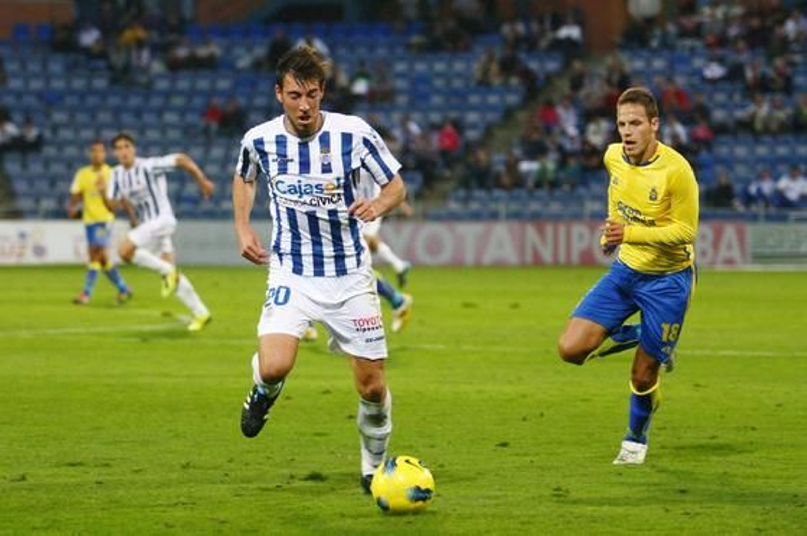 Enrich controla un balón. / Alberto Domínguez