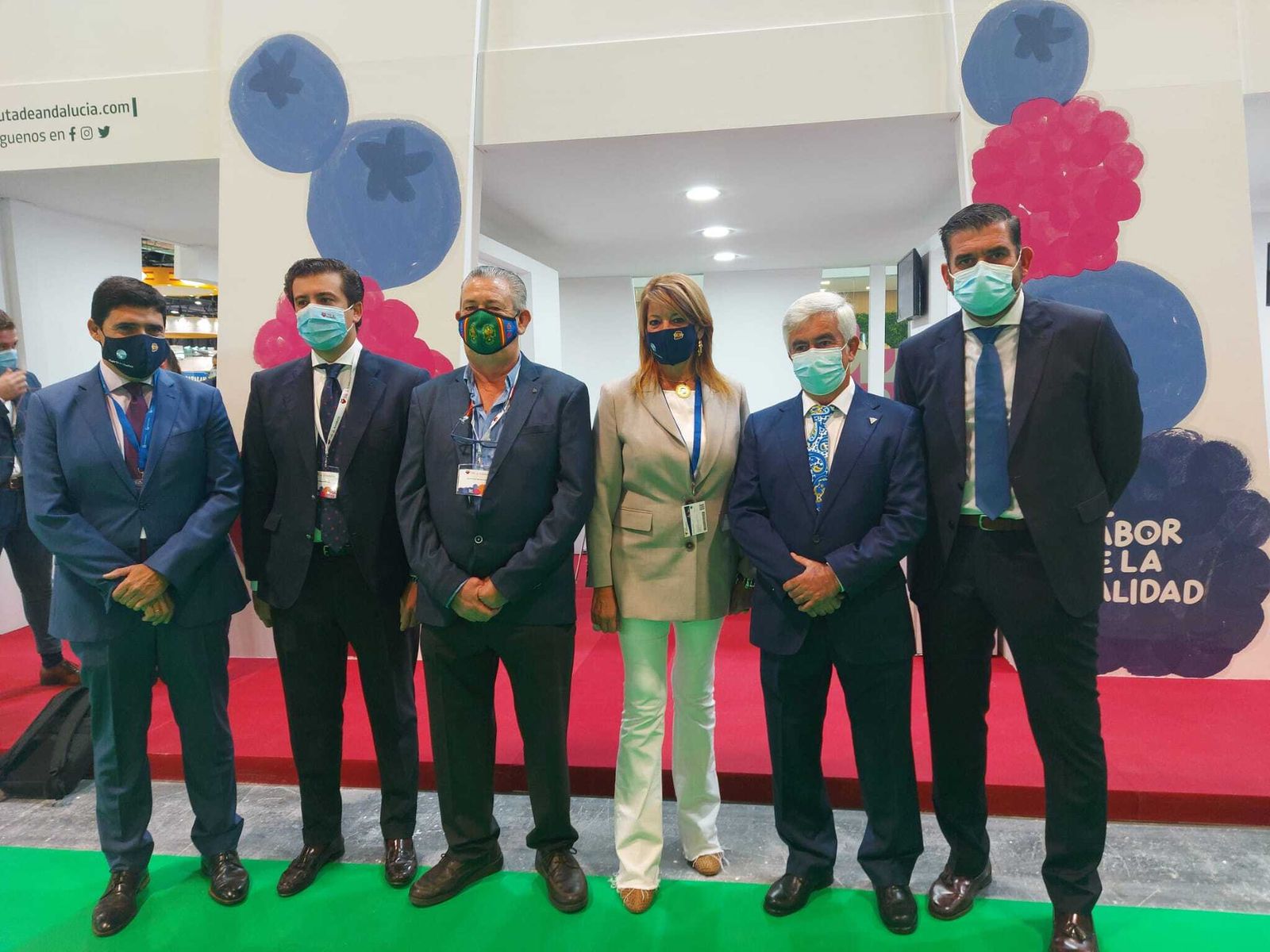 La delegación del Puerto de Huelva esta mañana en Ifema junto a los representantes de Freshuelva.