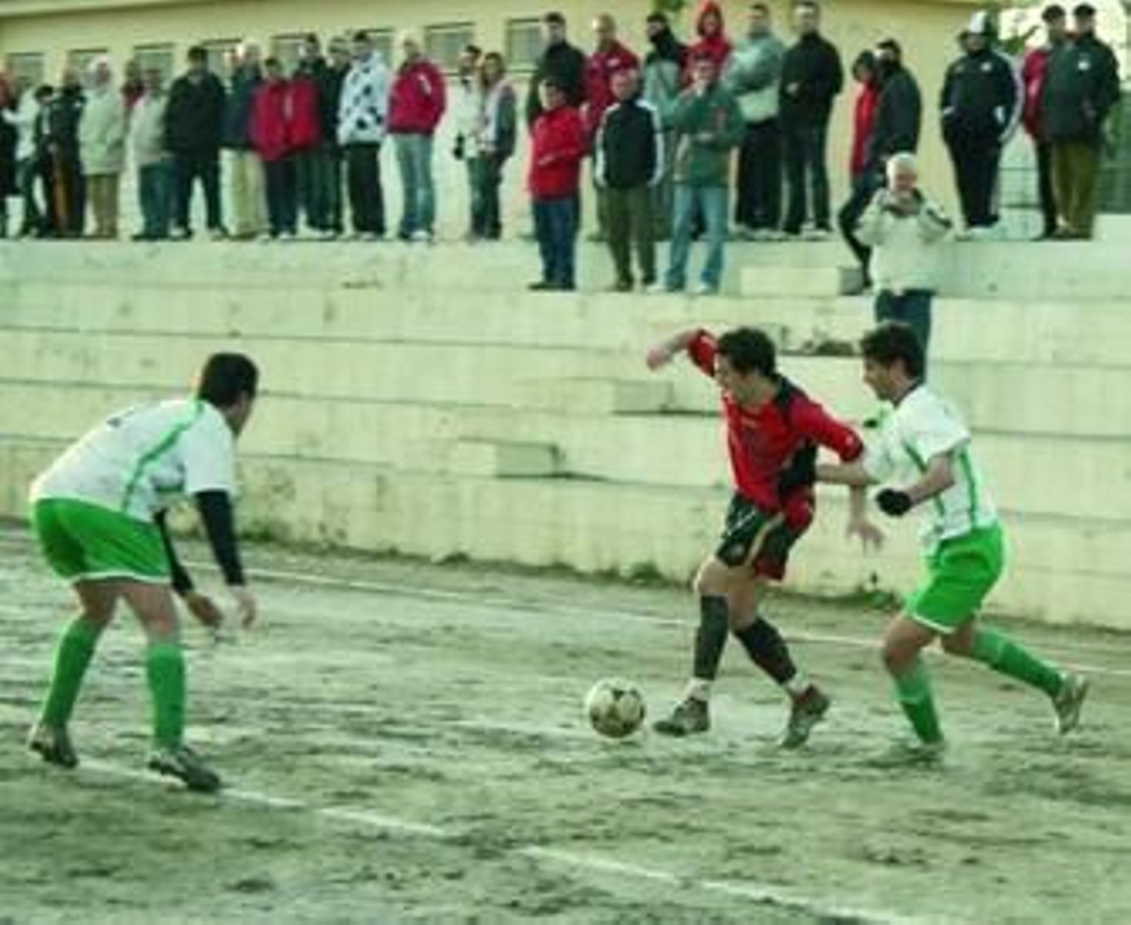 Sobre un impracticable terreno de juego, Padul y Huétor Vega empataron a cero goles.