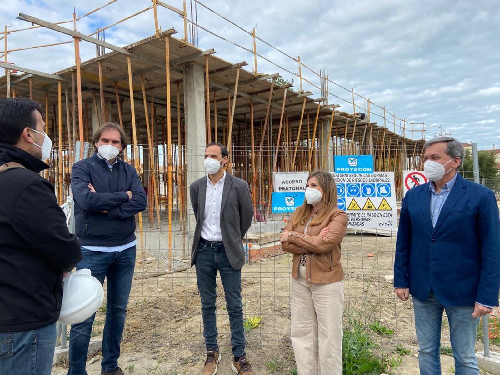 La presidenta de la Diputación y el alcalde de Sanlúcar, durante su visita a las obras del futuro centro de salud de La Dehesilla.