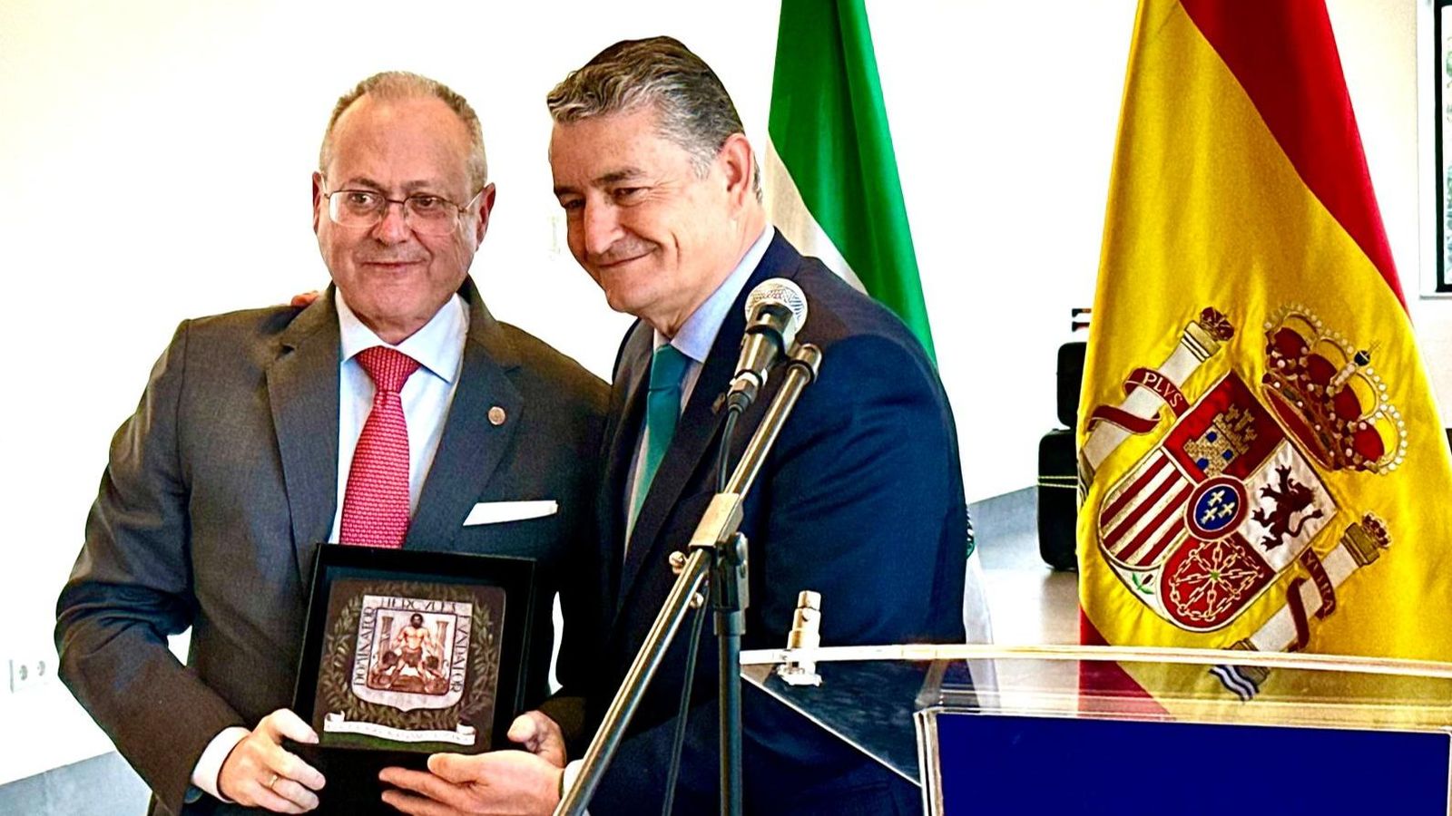 Andrés Garrido, con el consejero de Presidencia, Antonio Sanz, la semana pasada.