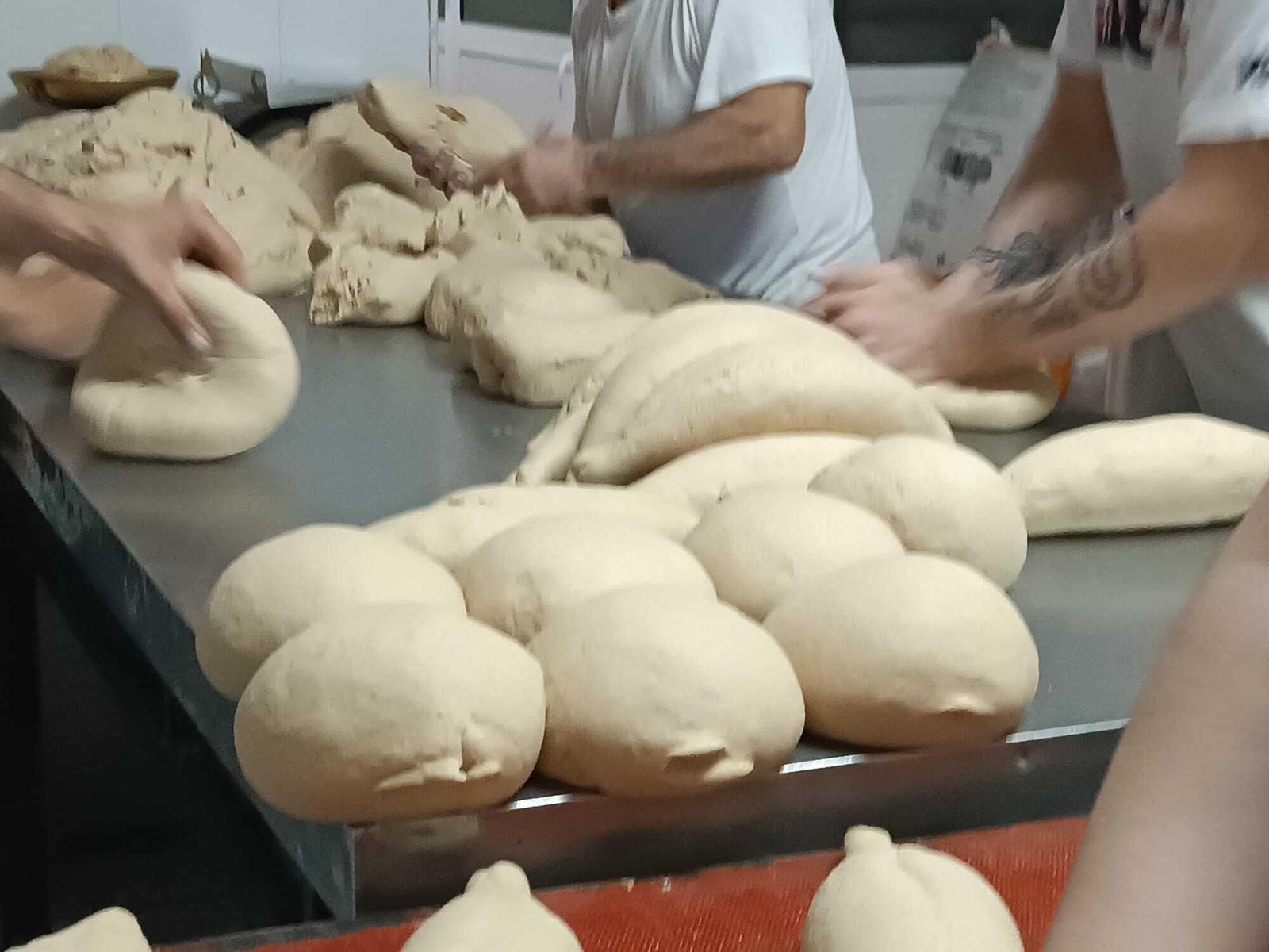 Una noche de trabajo en el obrador del pan de Pelayo Una noche de trabajo en el obrador del pan de Pelayo