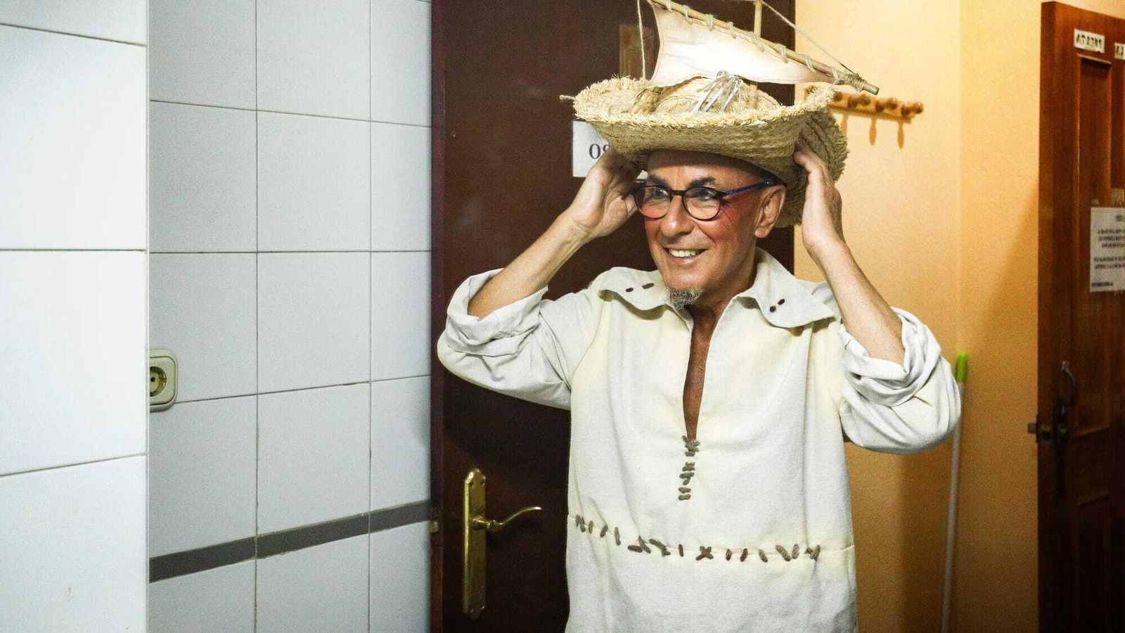 Mariano probándose el sombrero en uno de los cuartos de baño.