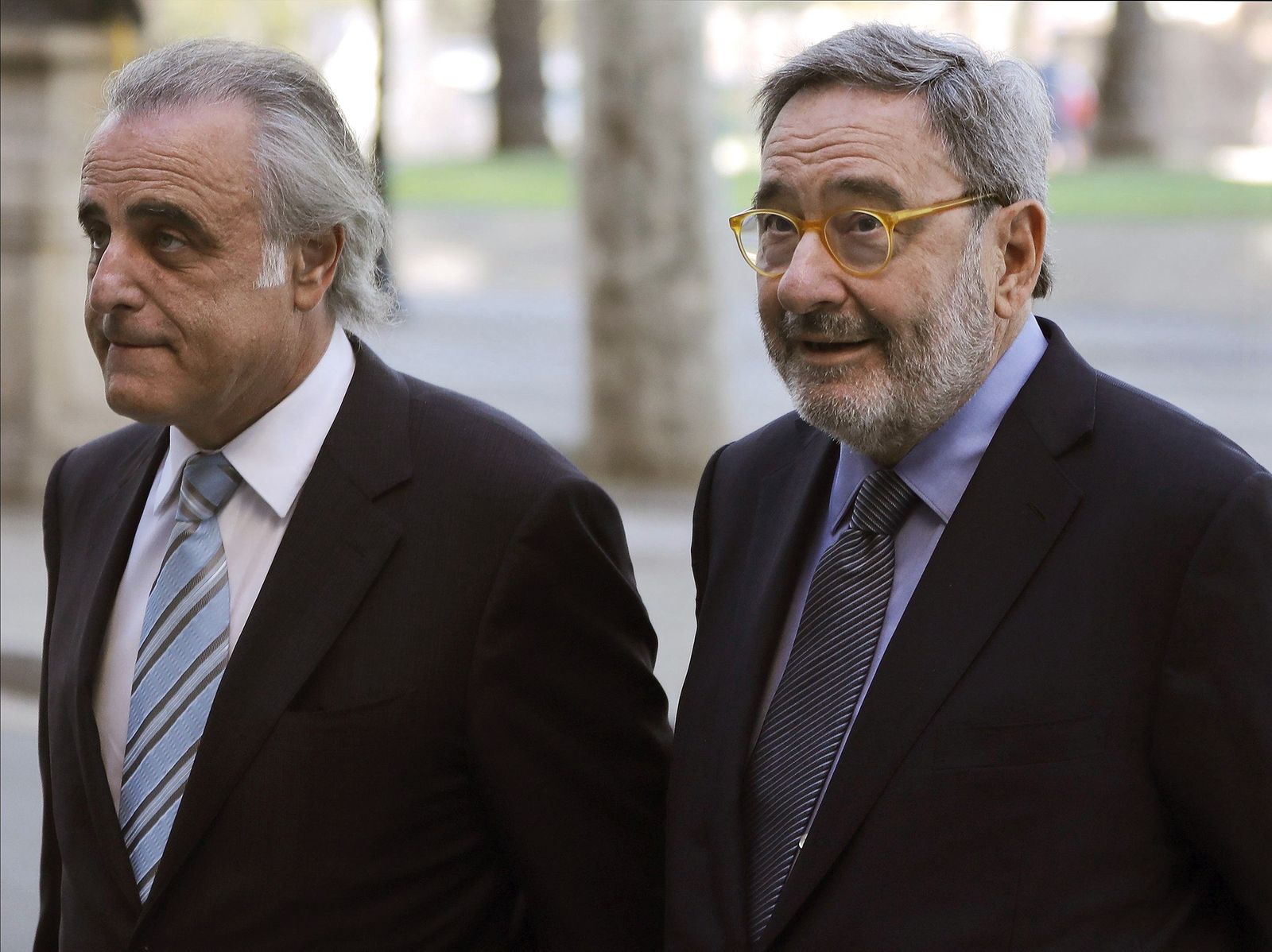 El ex presidente de CatalunyaCaixa Narcís Serra y su abogado, a su llegada este jueves por la mañana a la Audiencia de Barcelona.