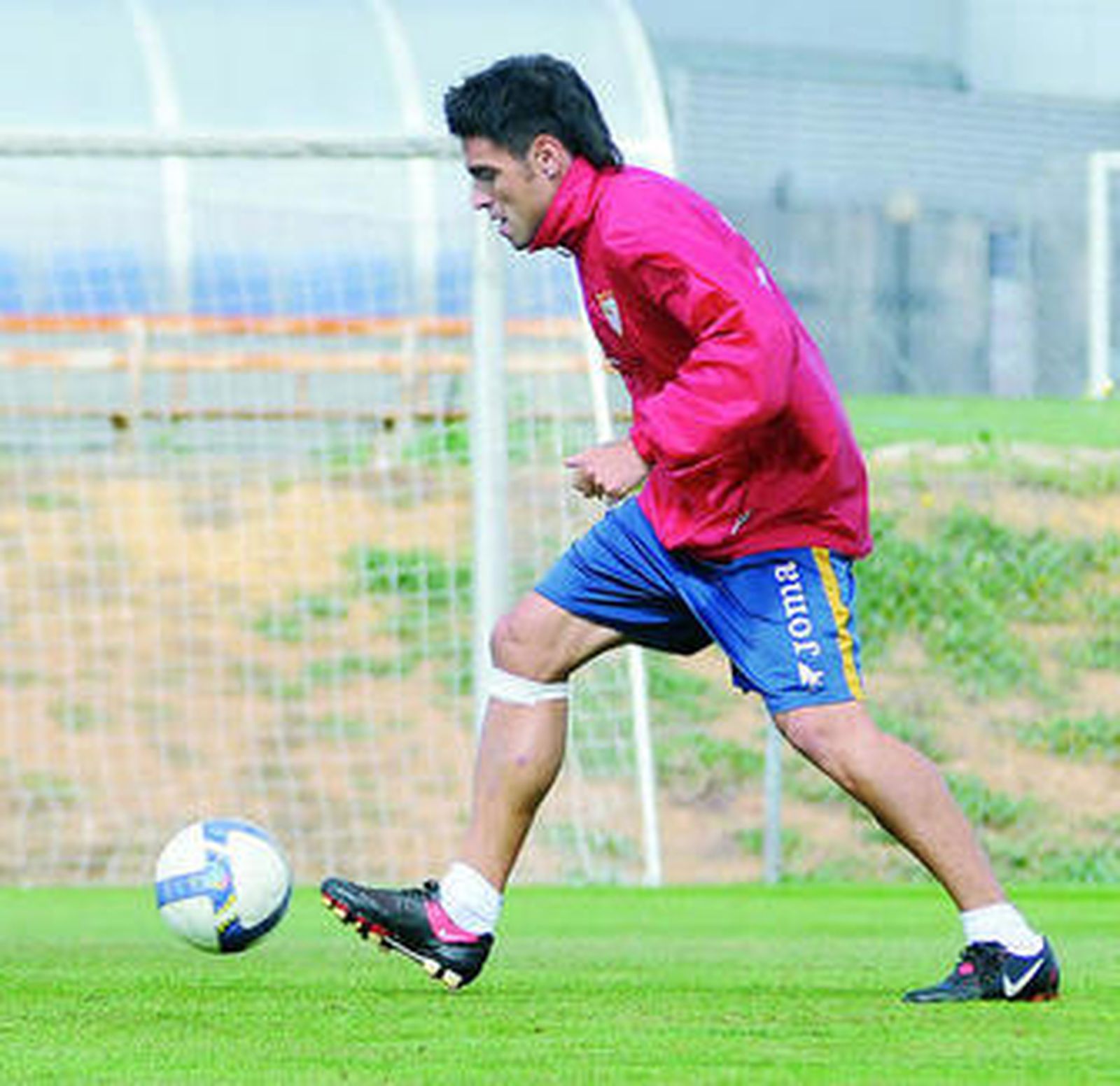Duscher toca el balón durante un entrenamiento.