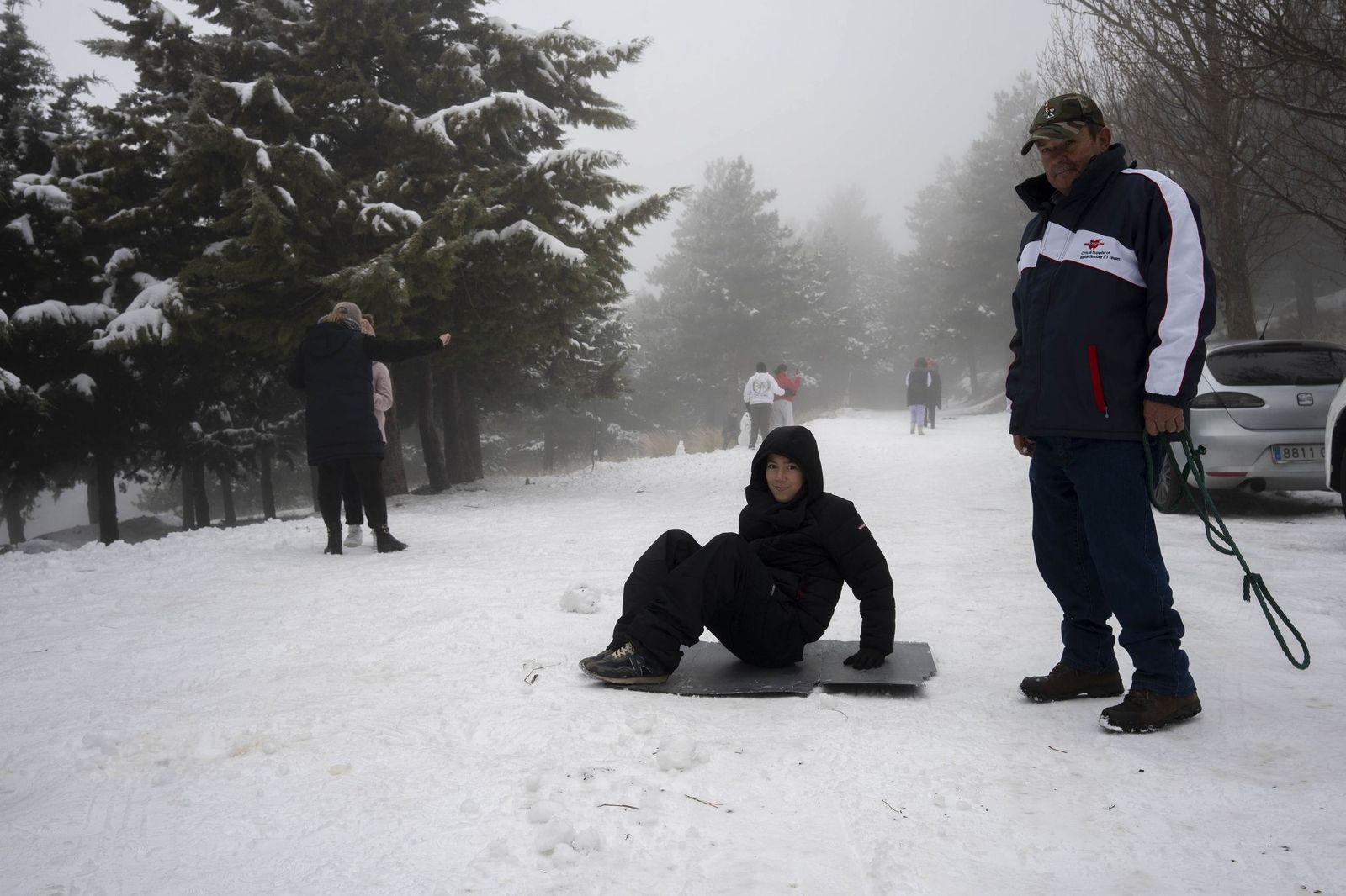 Las imágenes de la nieve y los juegos en familia en Calar Alto
