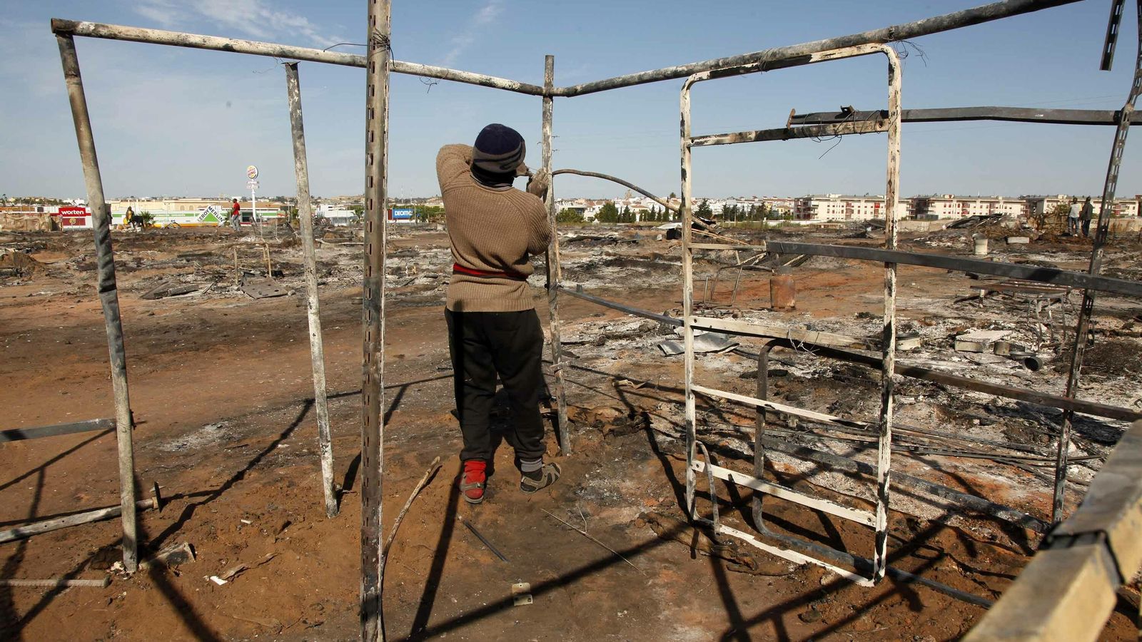 Uno de los afectados reconstruye la estructura de la chabola.