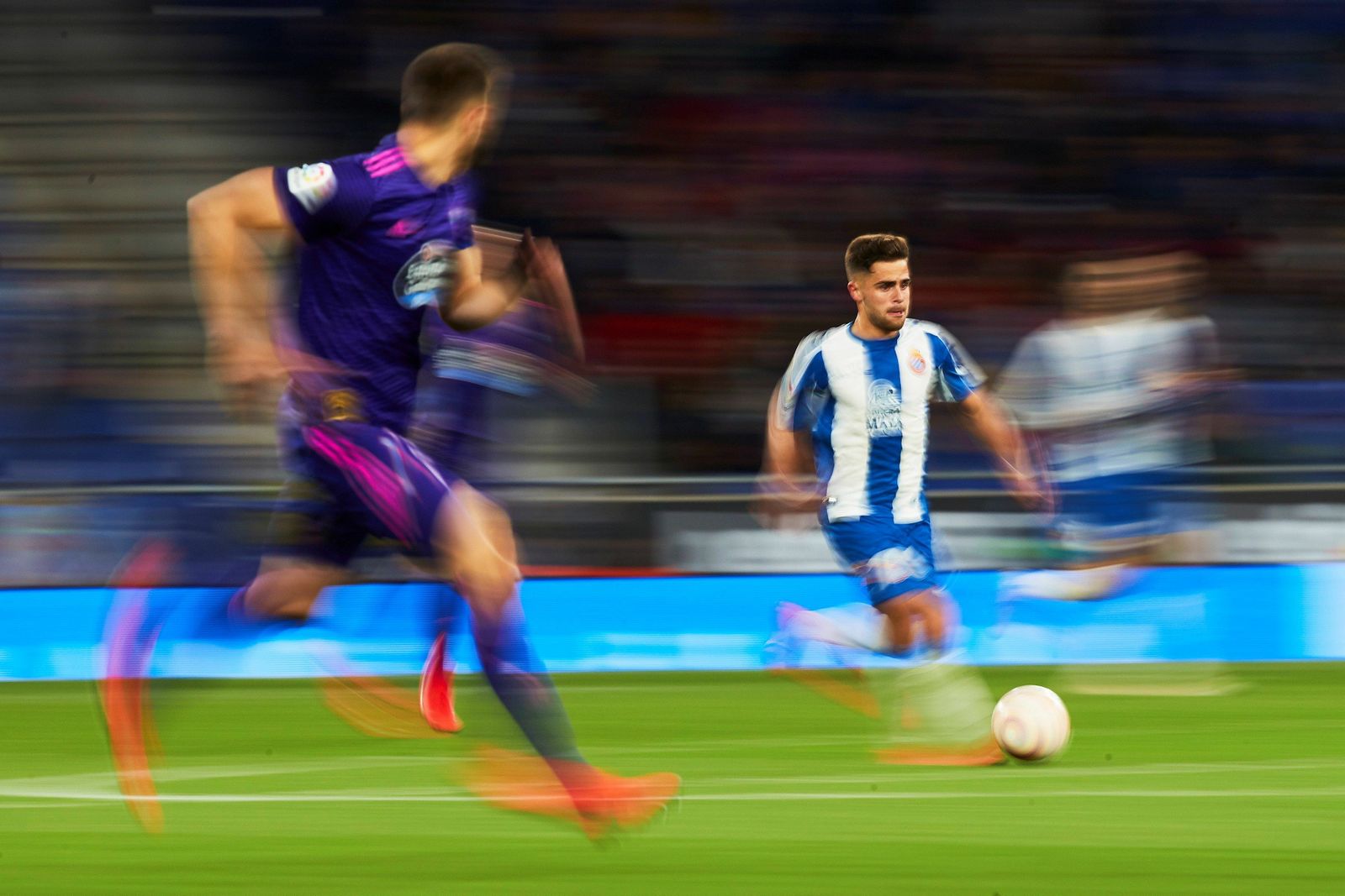 Melendo conduce el balón en el partido ante el Celta.