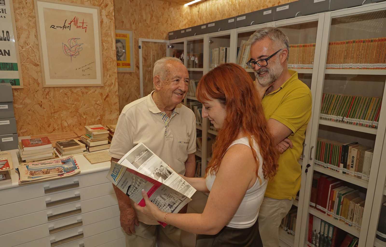 Donanción de la biblioteca y el fondo domucomental de Paco Esteban a la UCA, en imágenes