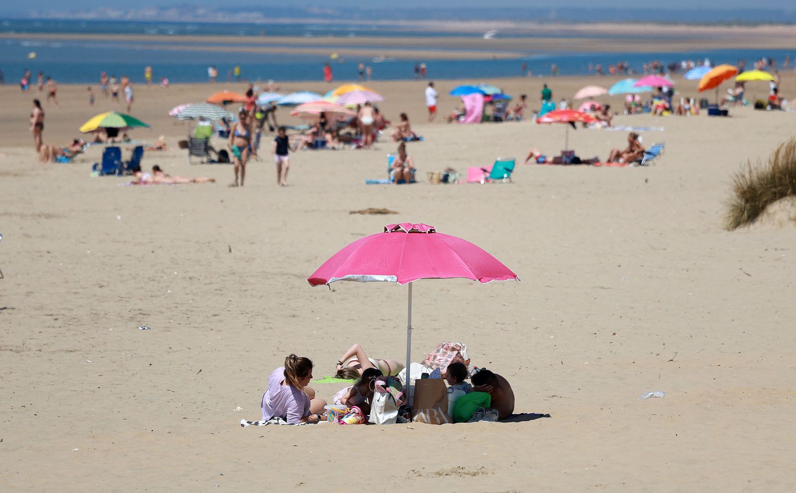 Imágenes del ambiente en las playas de Punta Umbría y La Bota en la mañana del domingo