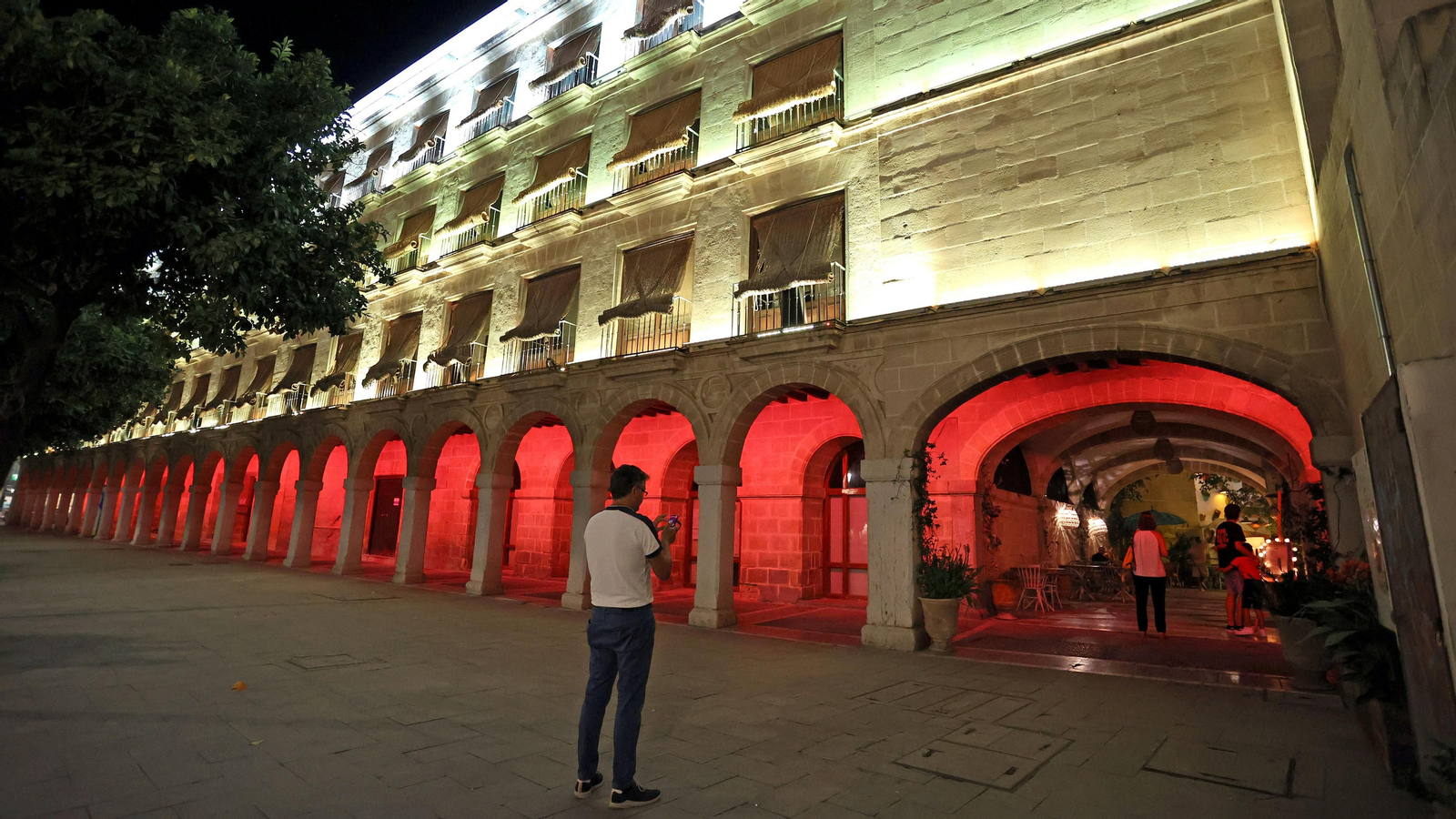 El edificio de la Delegación de Urbanismo, en la plaza del Arenal, iluminado.