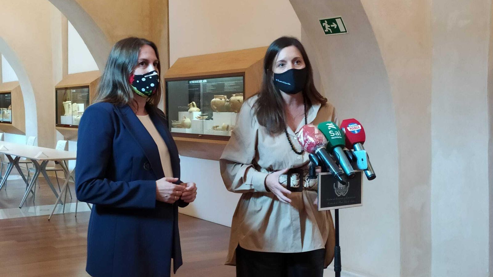 Regla Moreno y Patricia Cavada, antes de presidir la constitución de la Mesa Profesional del Turismo.