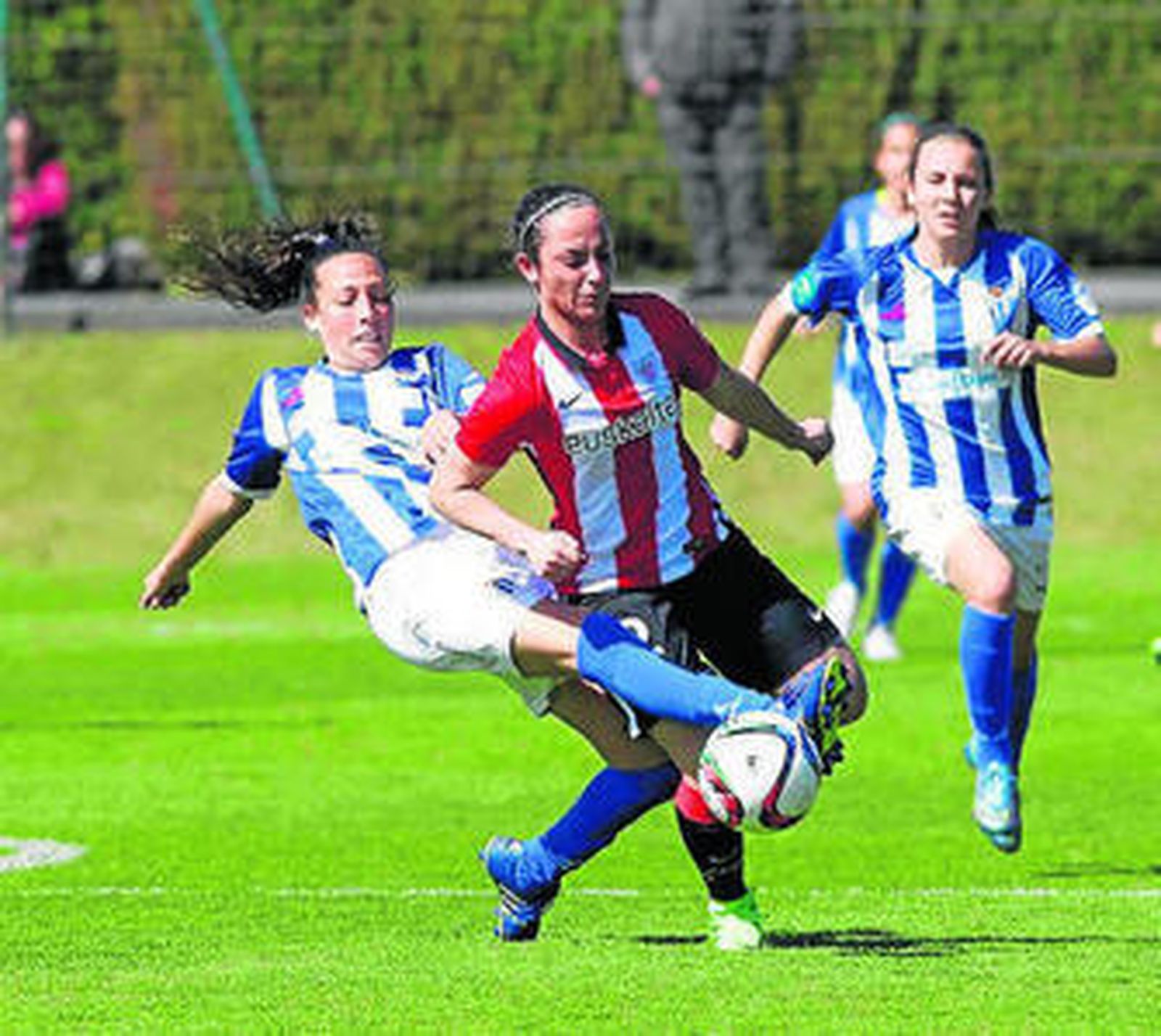 Una jugadora del Cajasol intenta arrebatar el esférico a una rival del Athletic.