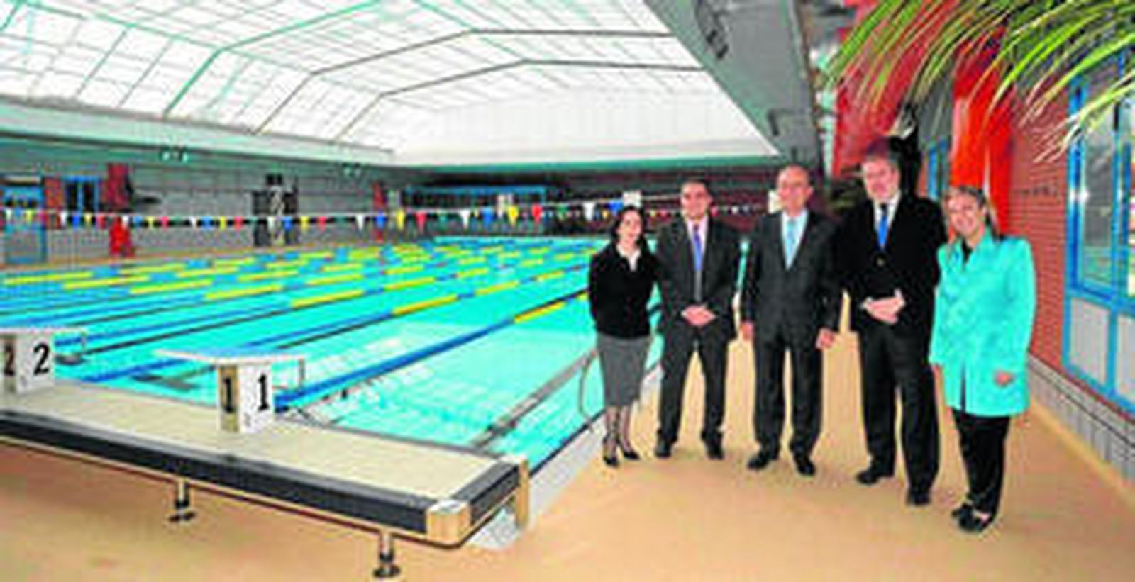 De la Torre, en el centro de la imagen, el día en que fue inaugurada la piscina de Puerto de la Torre.