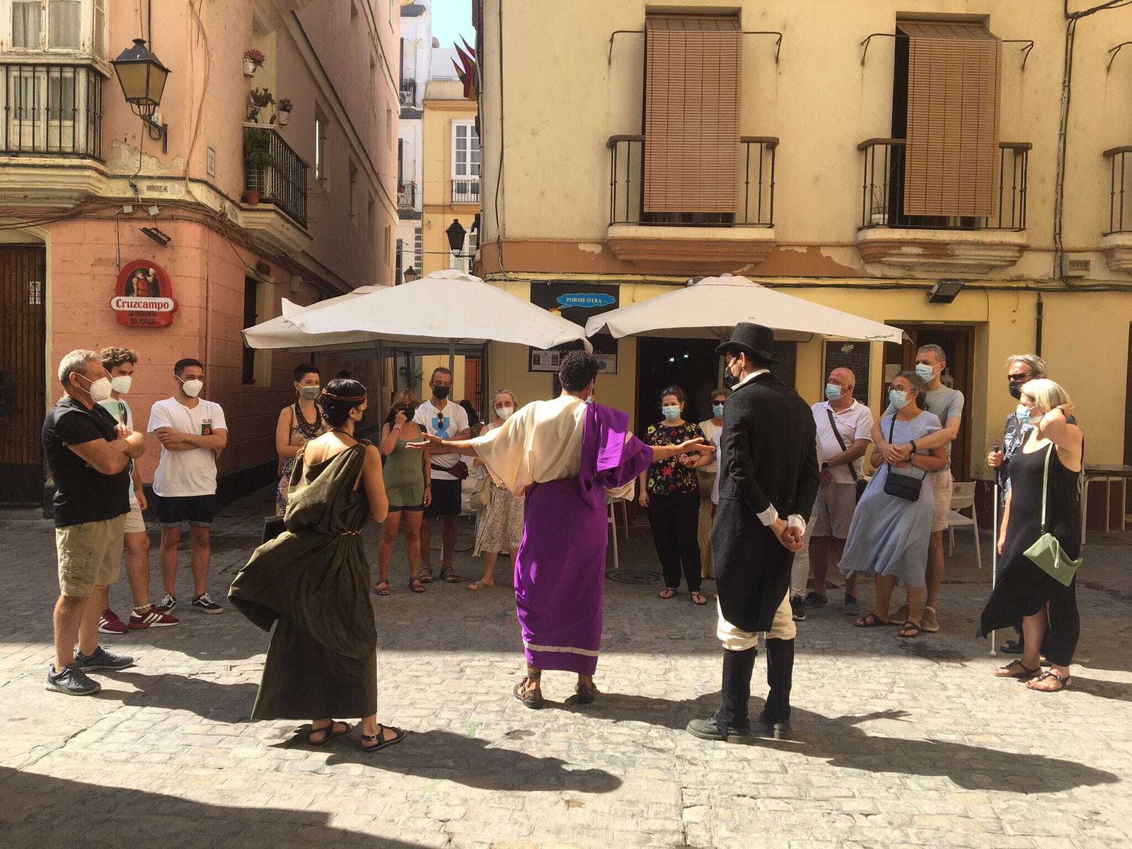 Entre Leyendas, en plena actuación en una calle del centro de Cádiz.