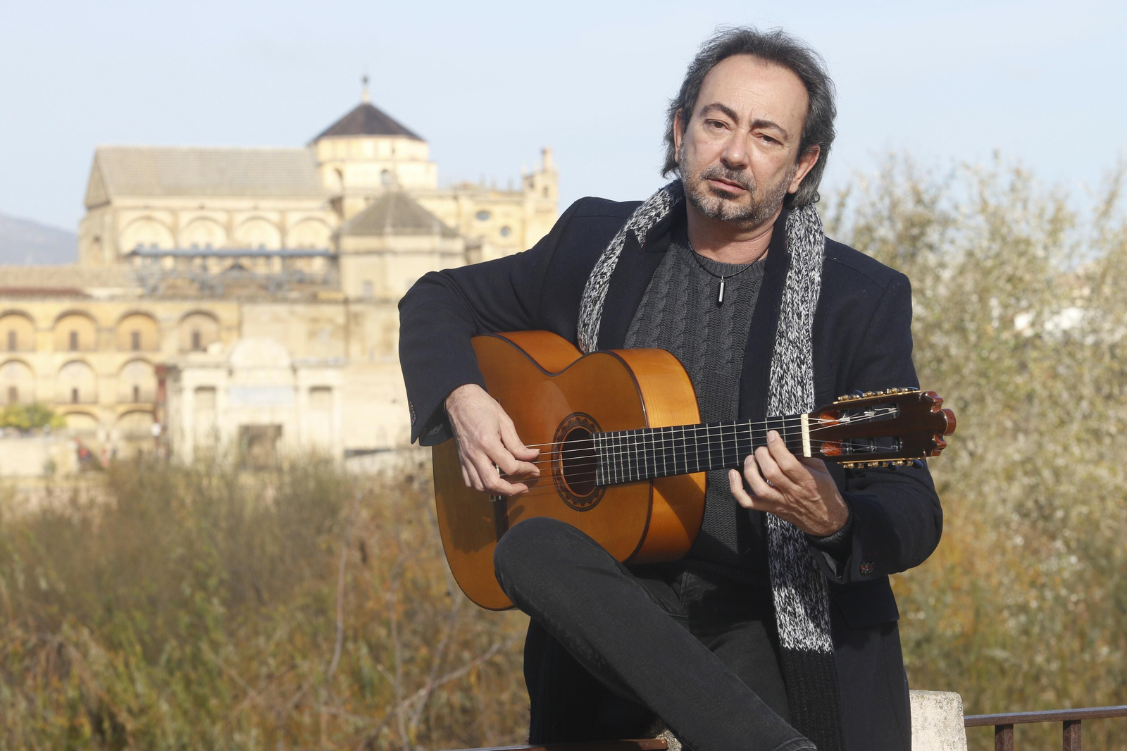 José Antonio Rodríguez posa en la ribera con una guitarra. José Antonio Rodríguez posa en la ribera con una guitarra.