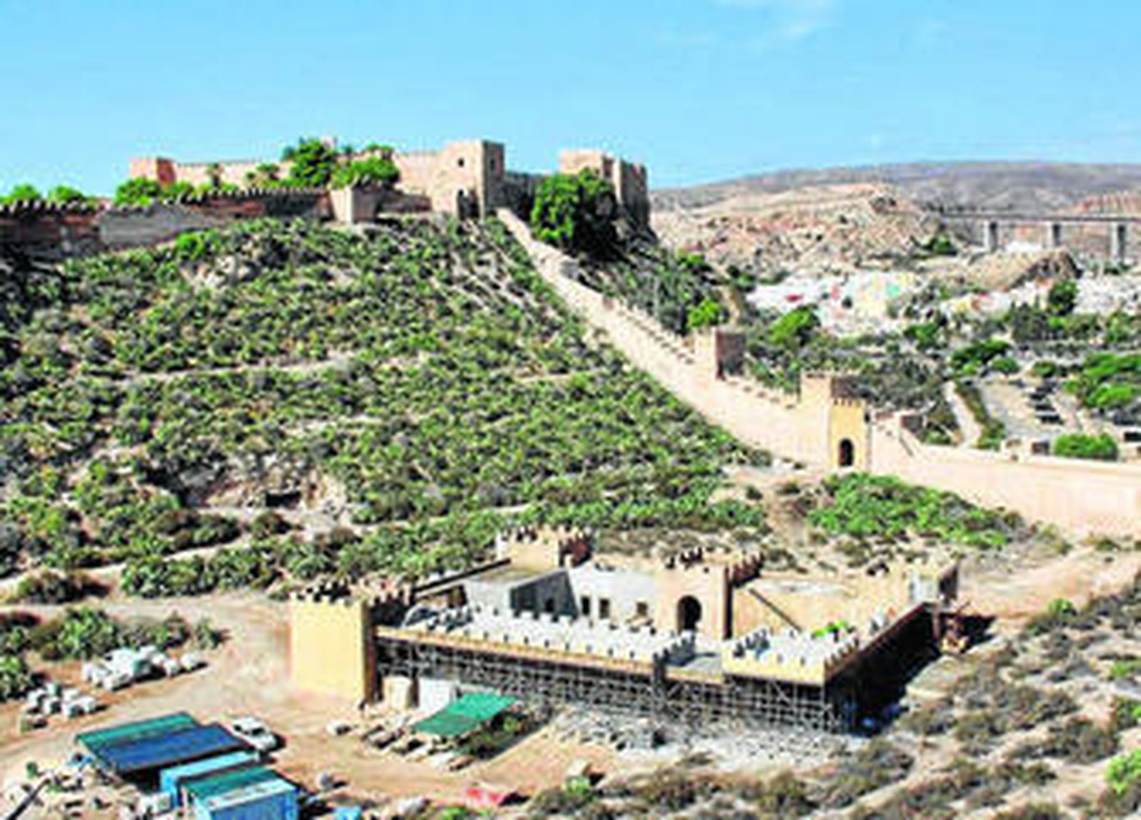 Aspecto que presentan los decorados que se han instalado en el Parque de La Hoya junto a la Alcazaba.