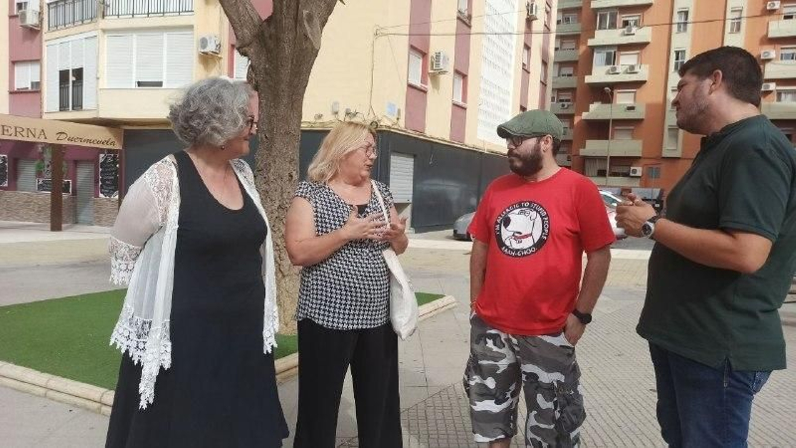 Mónica Rossi con integrantes de la Plataforma de El Higueral.
