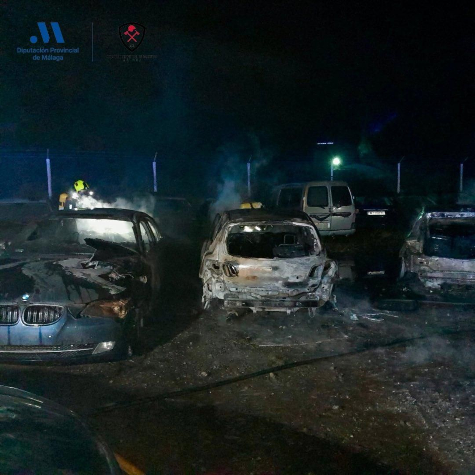 Coches incendiados en el depósito