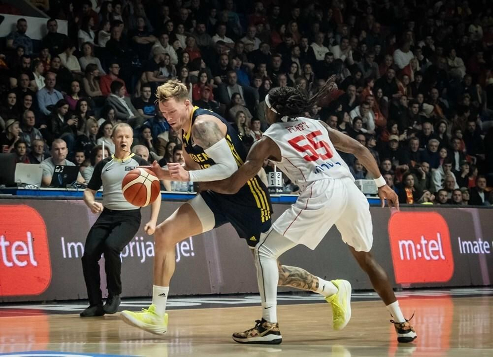 Kendrick Perry se exhibe con Montenegro