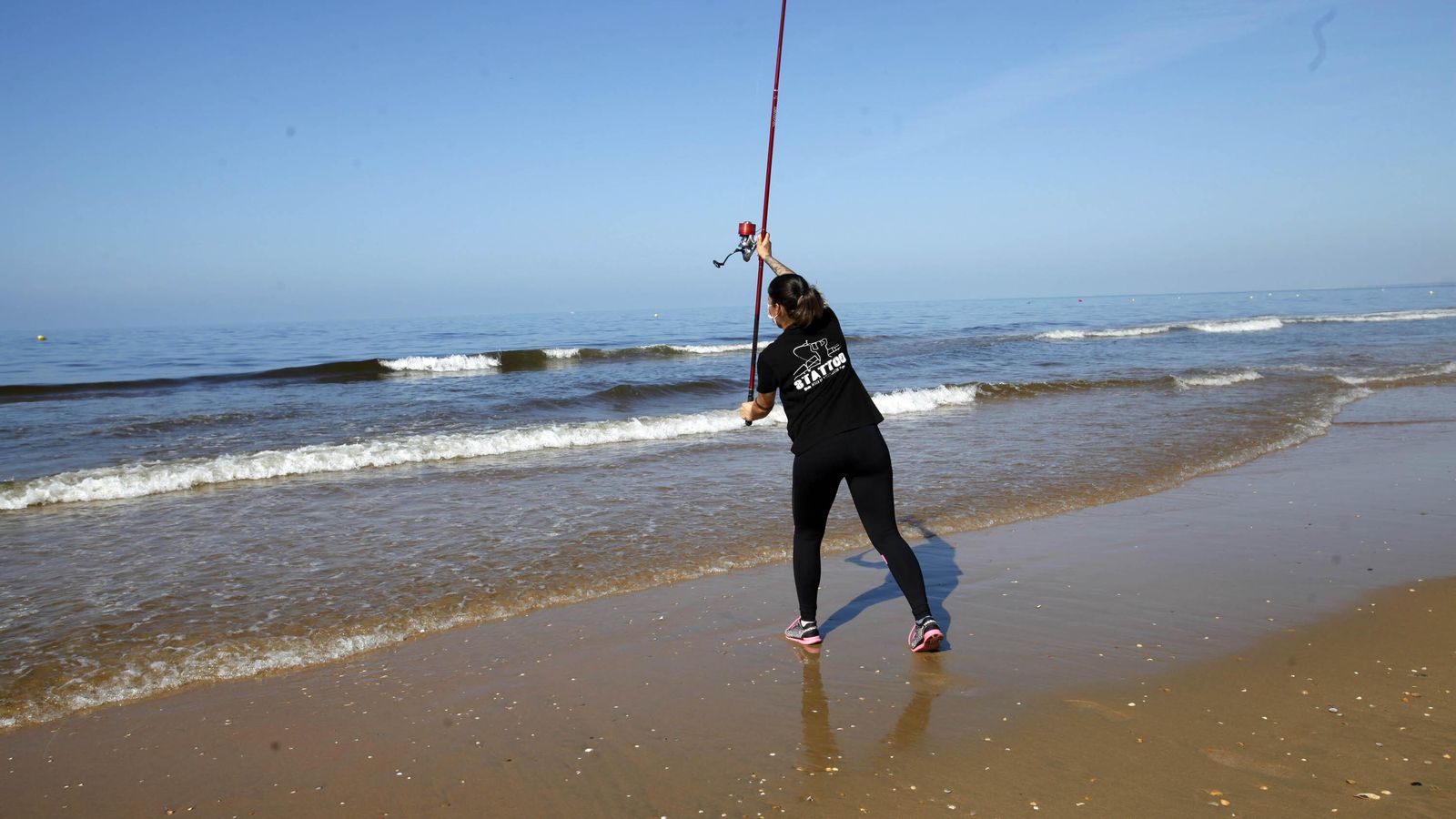 Bárbara en un lance de su caña en la playa de Los Enebrales
