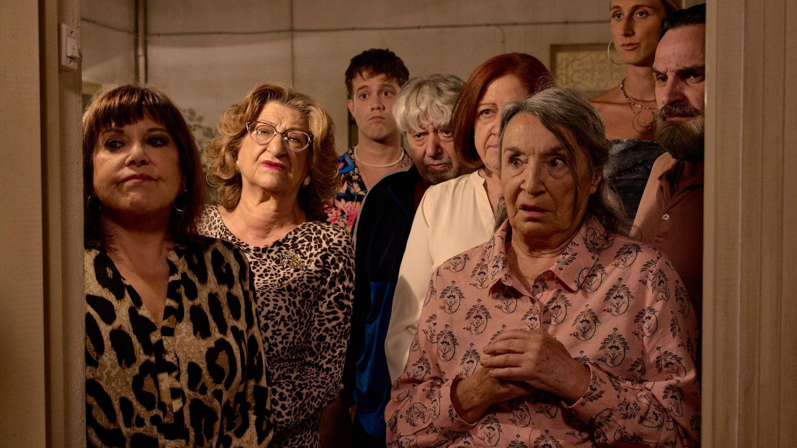 Loles León junto a una representación del extenso reparto de 'La que se avecina'.