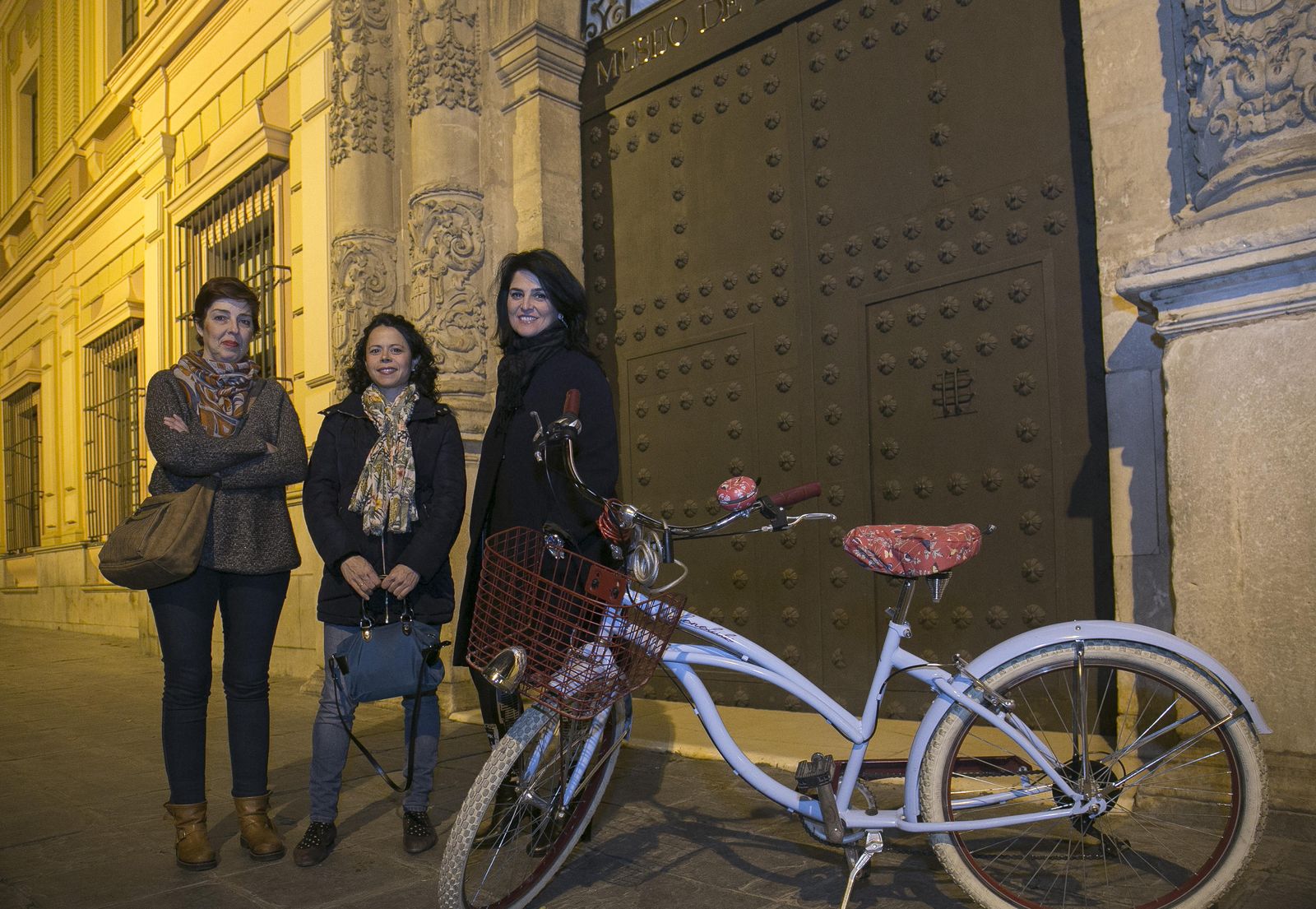 Lourdes Hernández, imaginera; Carmen Bahima, restauradora, y Nuria Barrera, pintora, tres artistas en la puerta del Museo de Bellas Artes.