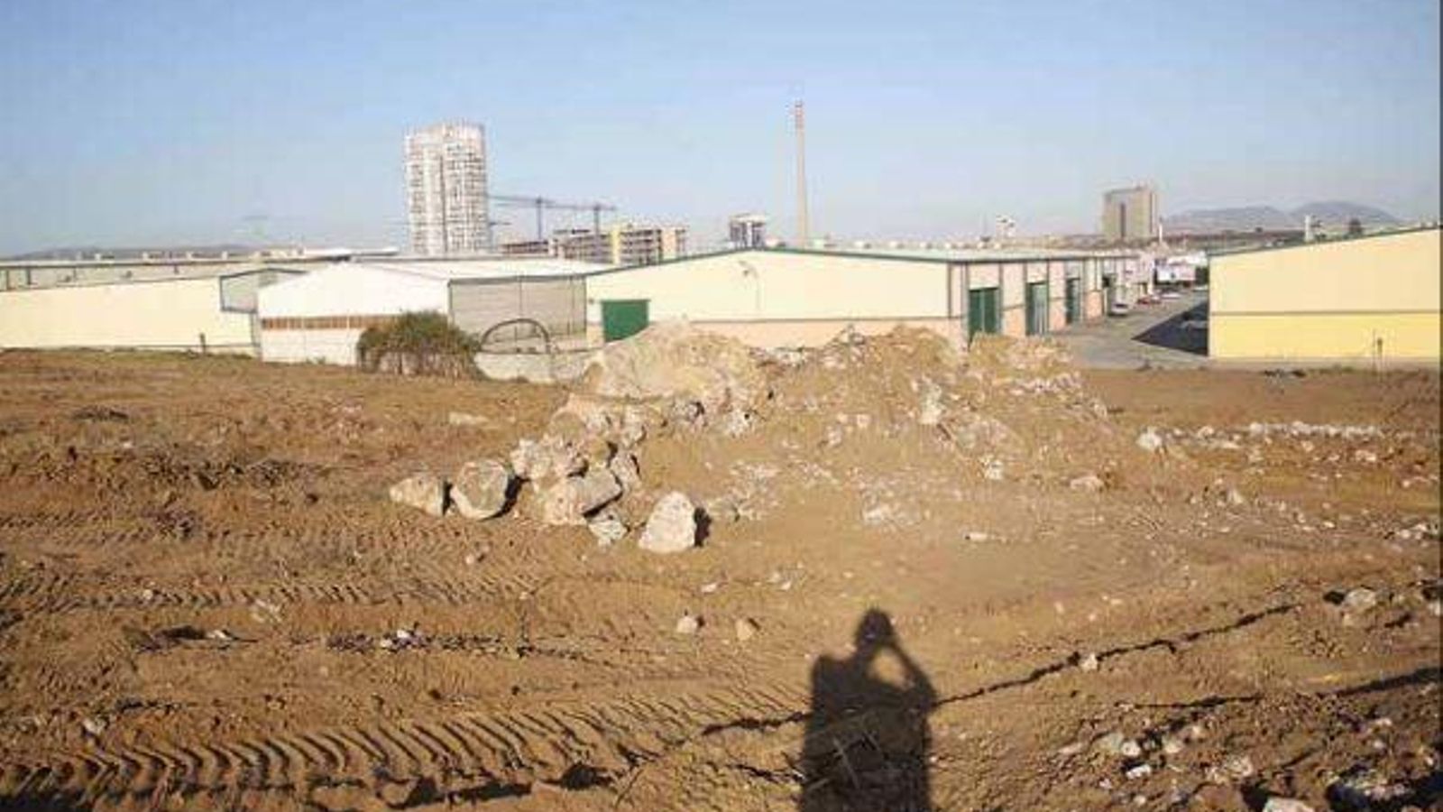 Restos del fortín número 250 del Polígono Las Marismas (Los Barrios), reproducido en la lámina 1. Fue arrasado  de manera innecesaria y gratuita la noche del 16 de junio de 2010. En la imagen, el mismo lugar, el día 17, con la sombra  de la reportera gráfica del diario Europa Sur.