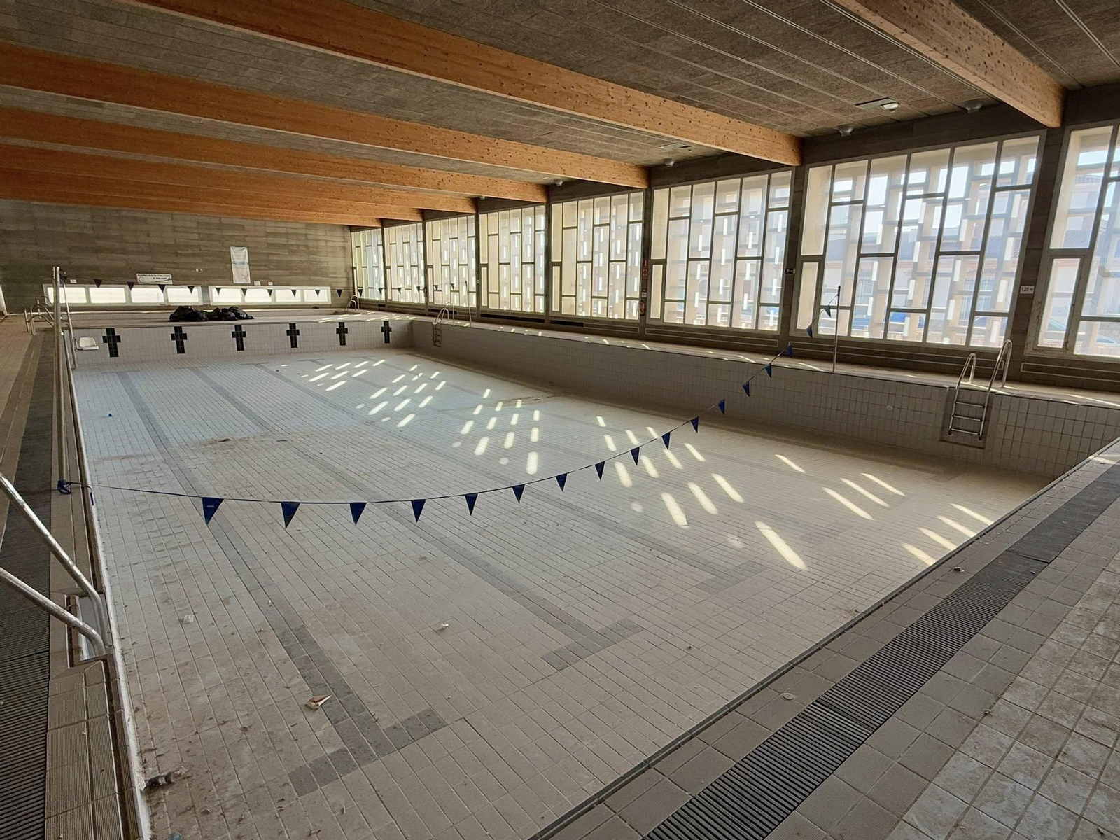 Interior de la piscina cubierta que será reparada.