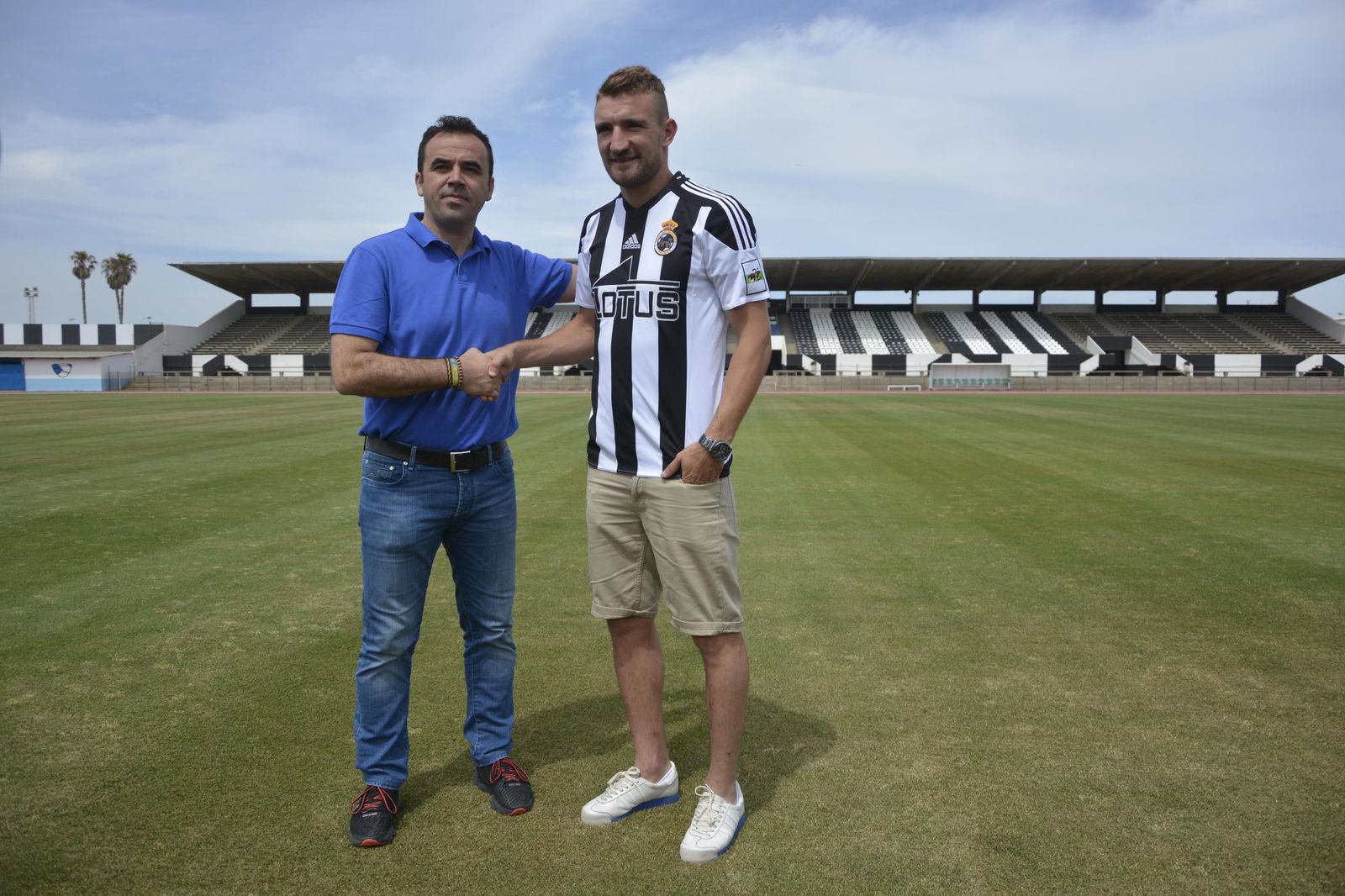Sergio Rodríguez (d) estrecha la mano del vicepresidente balono, Mateo Martín.