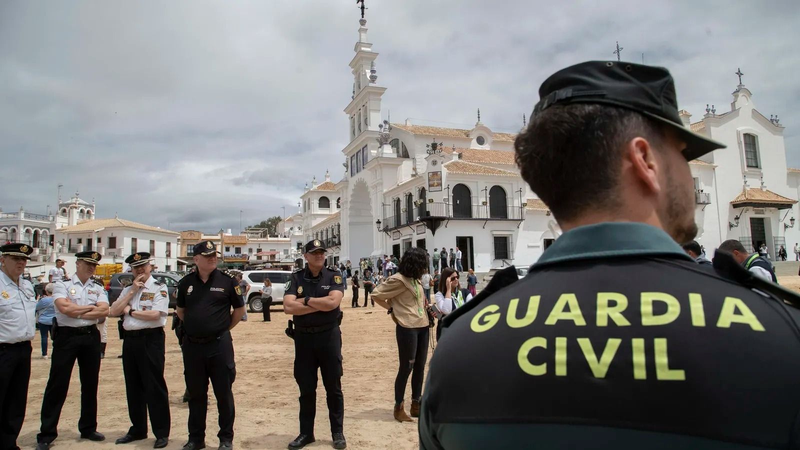 Un agente de la Guardia Civil en El Rocío en una imagen de archivo.