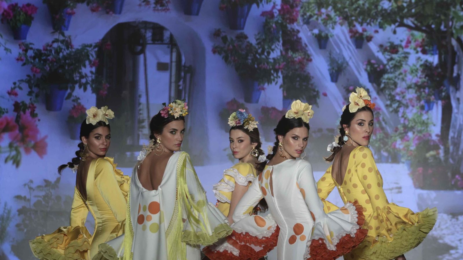 Trajes de flamenca de color amarillo vistos en la colección de Rocío Márquez. Trajes de flamenca de color amarillo vistos en la colección de Rocío Márquez.
