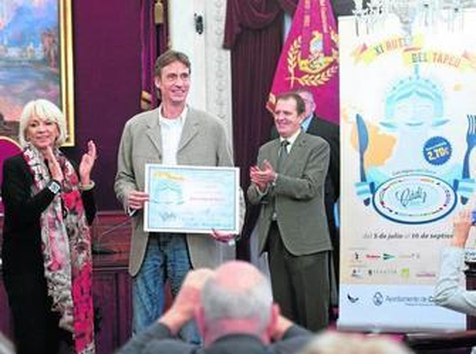 Leo Grissioen, gerente del bar Código de Barra, que ganó el premio a la tapa más original y a la TapaCai 2012.