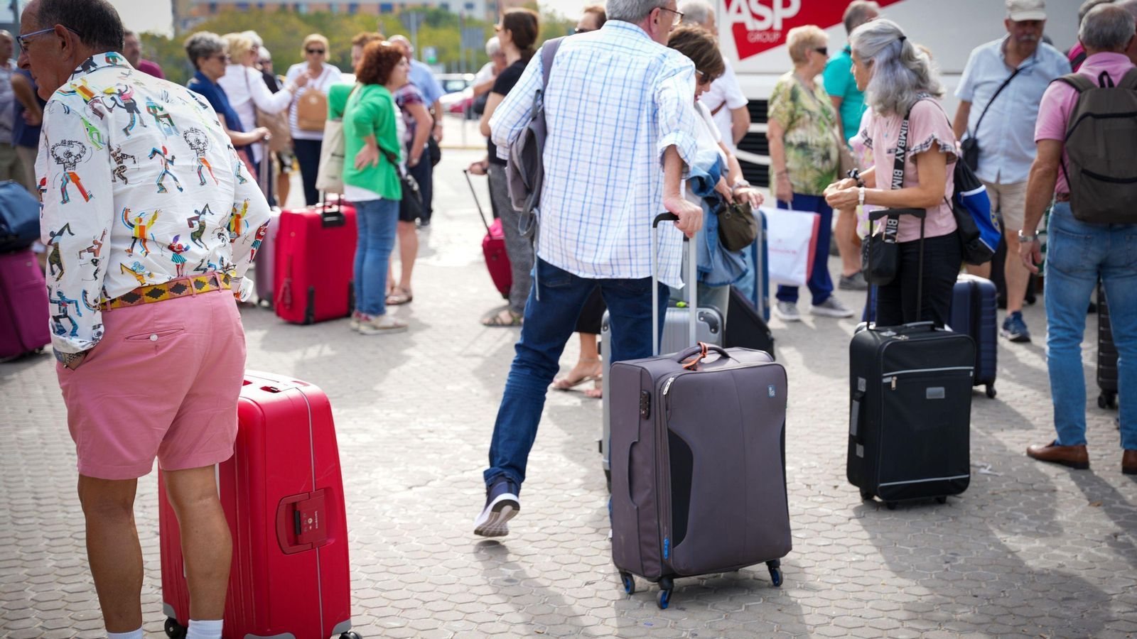 Un grupo de turistas llega a la capital sevillana. Un grupo de turistas llega a la capital sevillana.