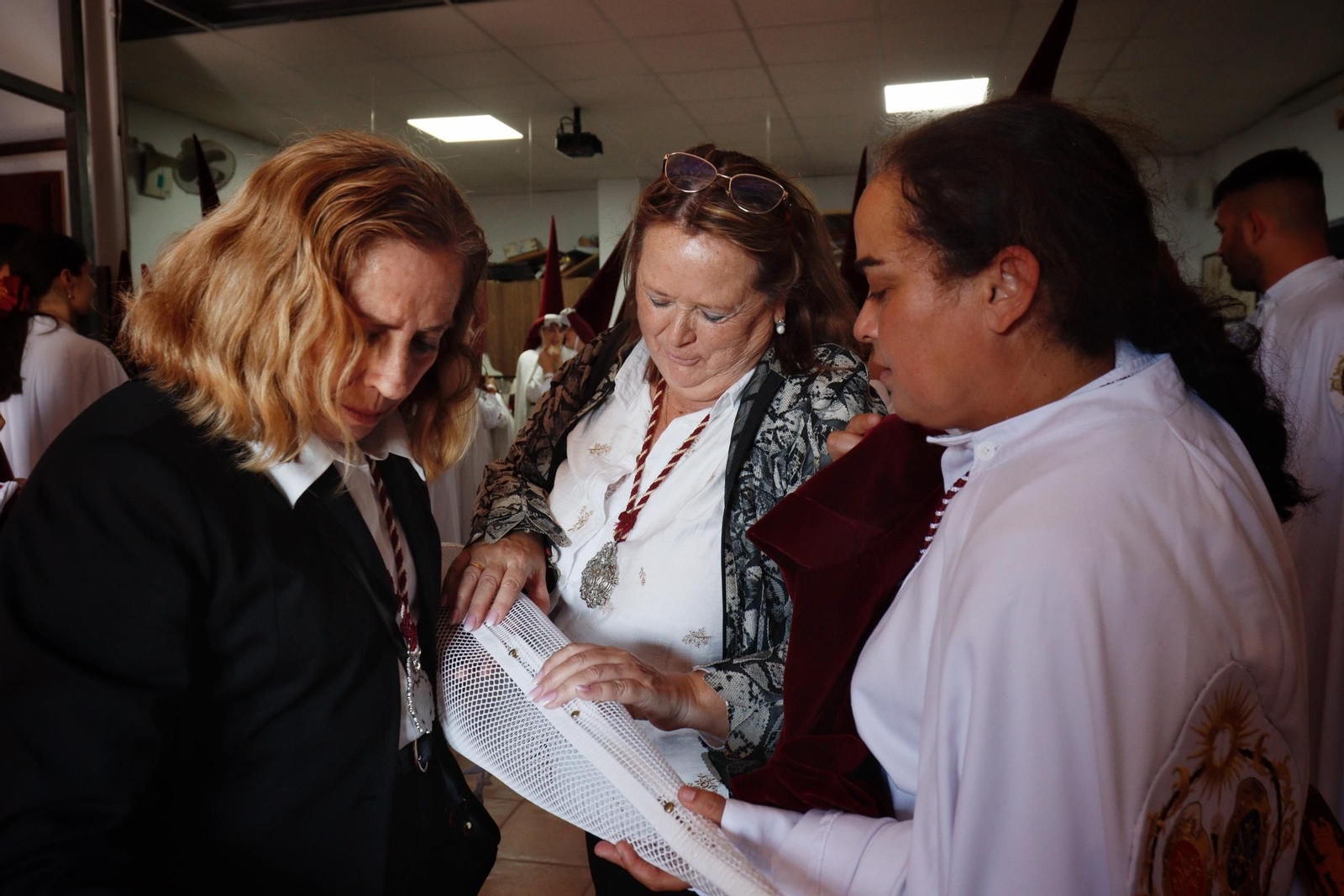 Imágenes de la salida del Amor en la Semana Santa de Chiclana 2025