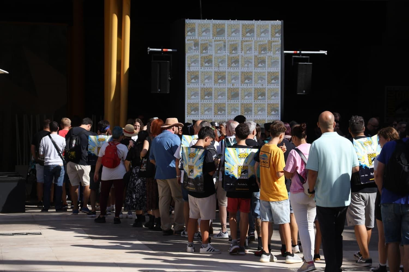 Colas para entrar a uno de los espacios principales de la Comic-Con.