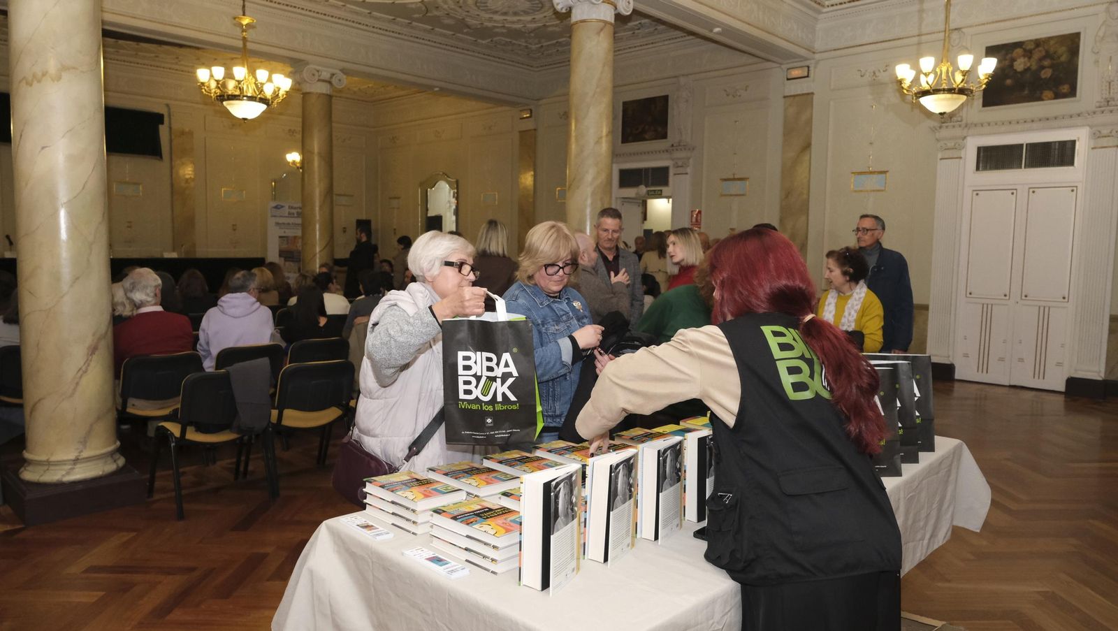 Imágenes del Diario de los Libros con la finalista del Premio Planeta 2024, Beatriz Serrano