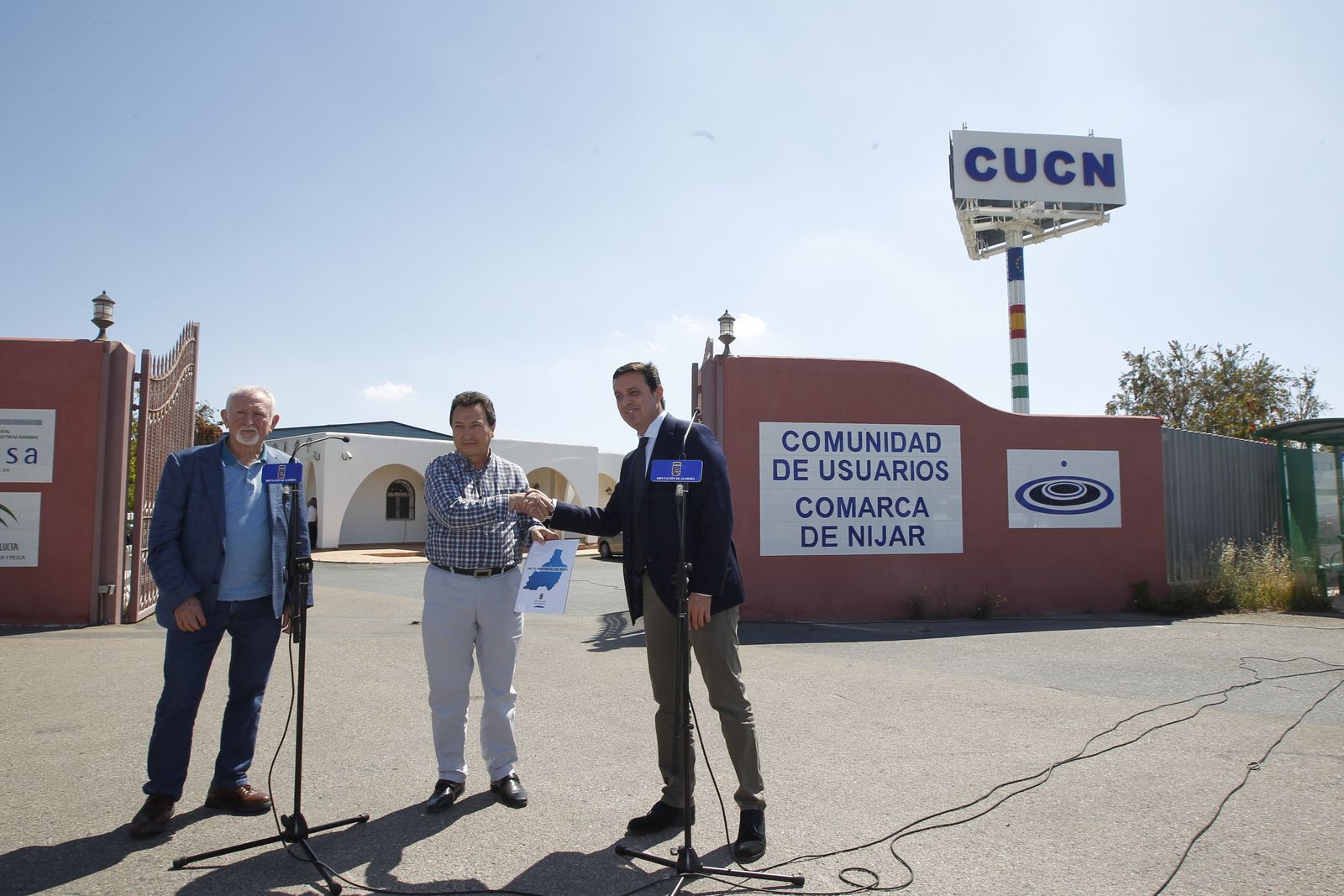 El presidente de la Institución Provincial, Javier A. García, ha entregado el Pacto al portavoz de la Mesa del Agua y presidente de FERAL, José Antonio Fernández. Con ellos, el presidente de la CUCN, Antonio López.